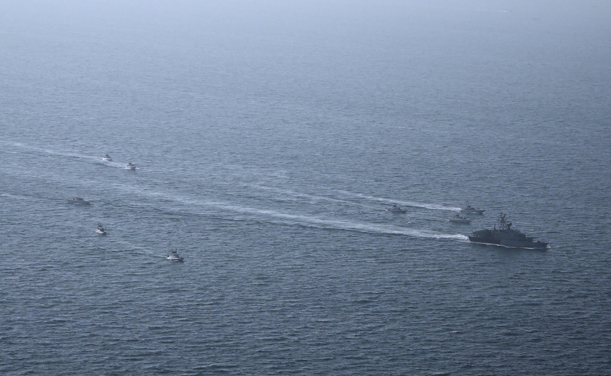 Teheranek hainbat orduz itxita eduki du gaur Ormuzko pasabidea. Irudian, Irango Guardia Iraultzailea inguru horretan maniobra militarrak egiten, atzo. EFE