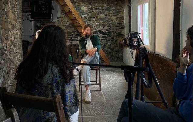 'Uhinen ildoan' podcastaren grabaketa bat. EHZ