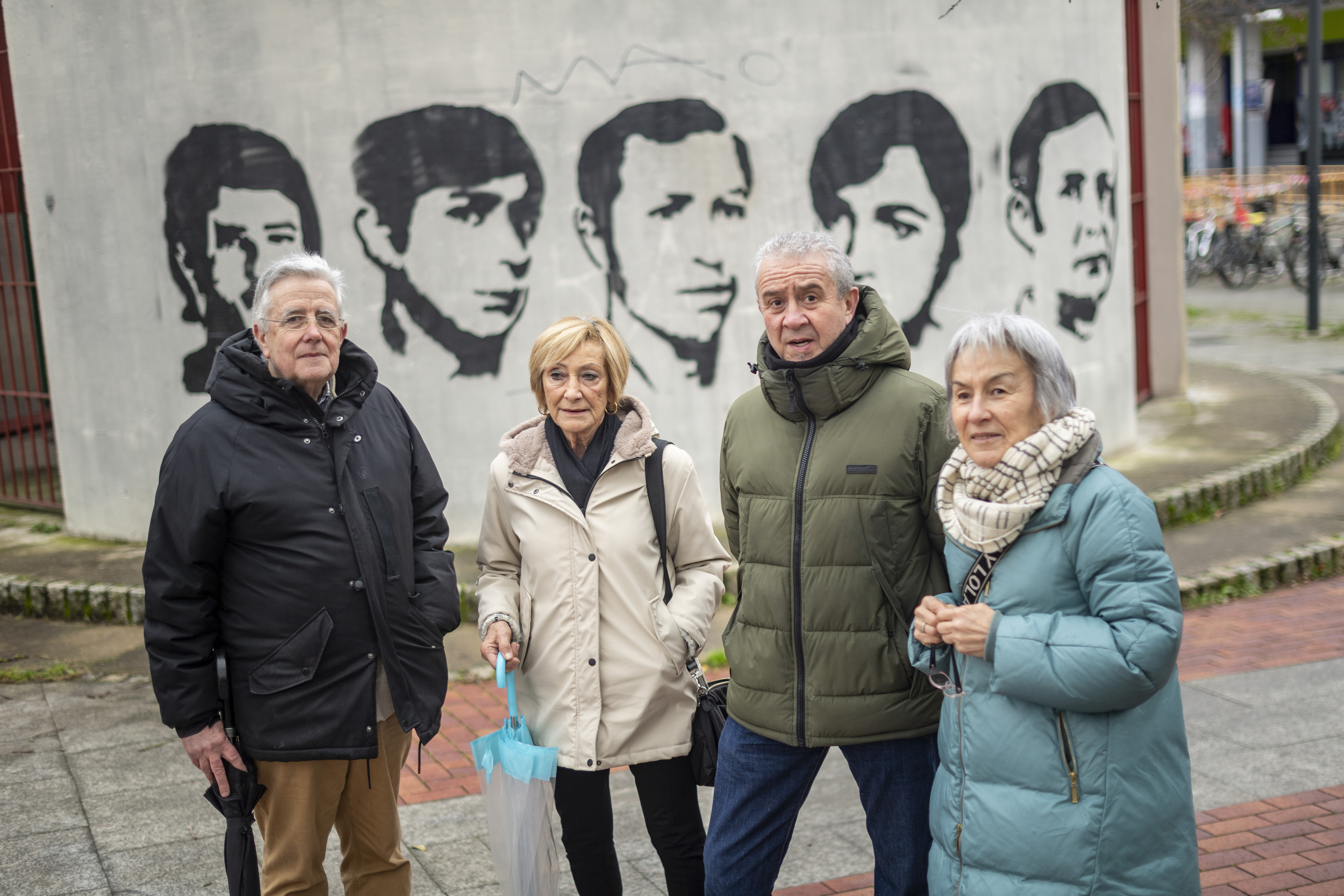  Santi Diaz de Espada, Pilar Barrera, Santi Duran eta Estibaliz Ferreira, San Frantzisko elizan, Martxoaren 3an hildakoen irudien aurrean. JAIZKI FONTANEDA / FOKU