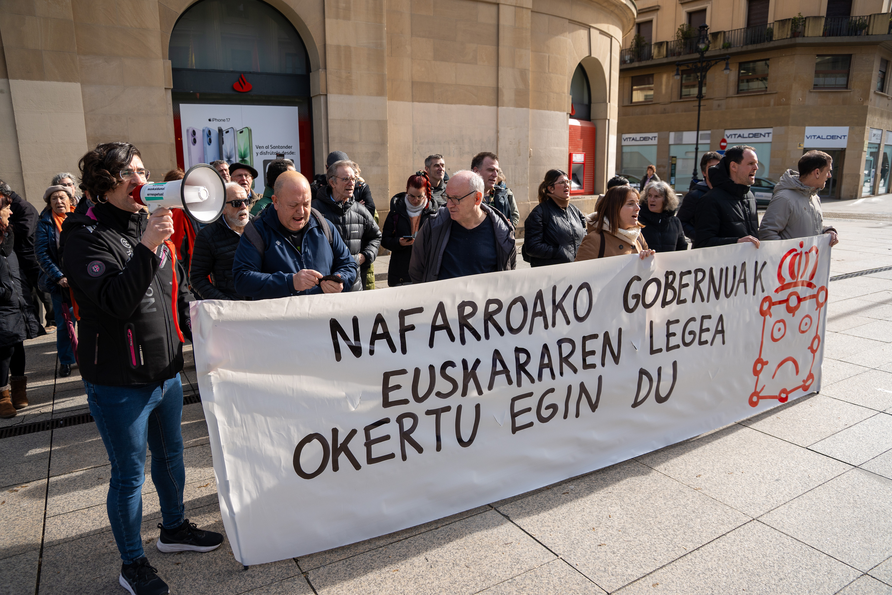 Merezimenduen dekretuaren aurkako protesta, gaur, Nafarroako Gobernuaren egoitzaren parean. AITOR KARASATORRE / FOKU