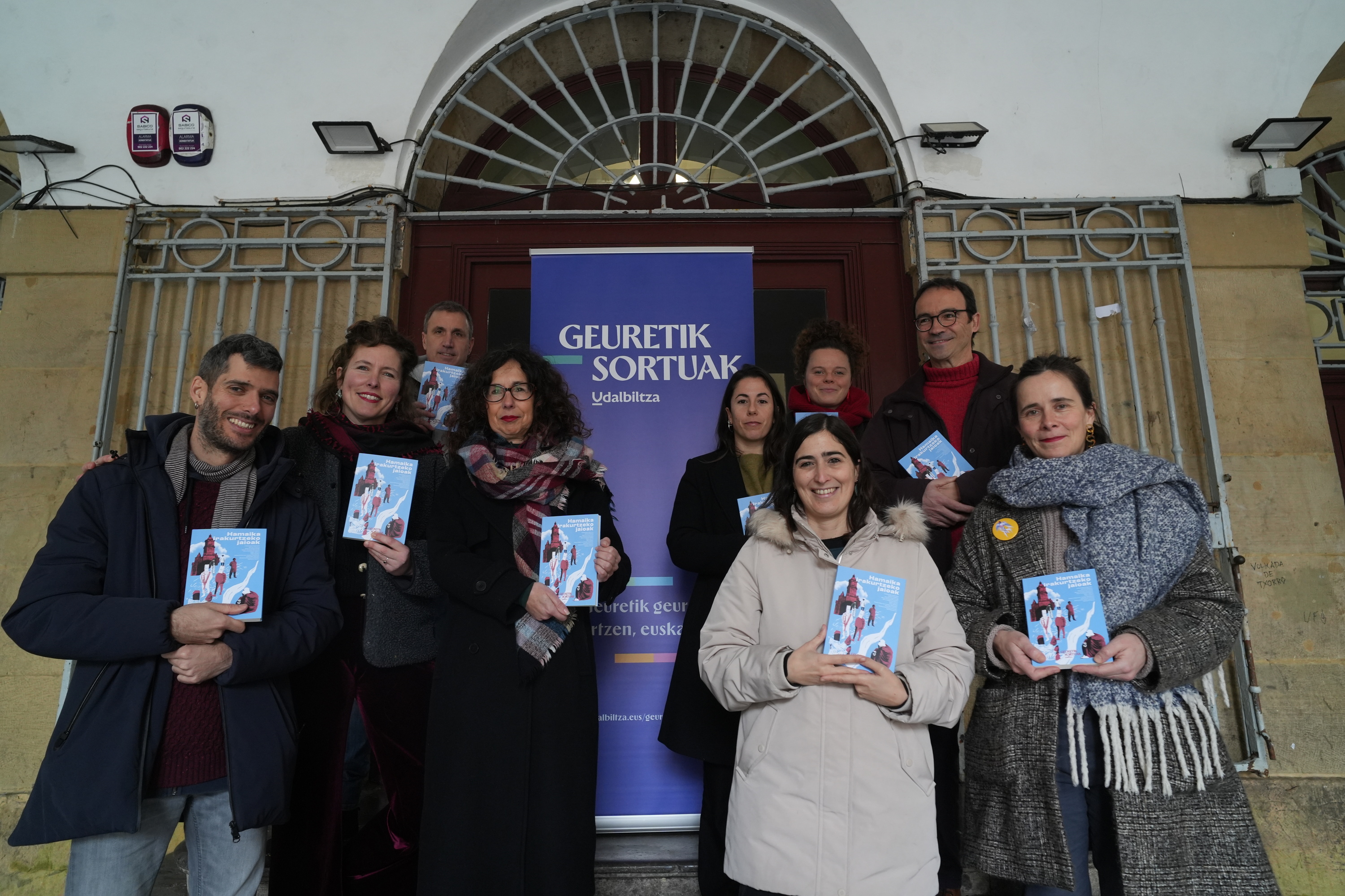 'Hamaika irakurtzeko jaioak' liburuan parte hartu duten kideak, gaur, Donostian. JON URBE / FOKU