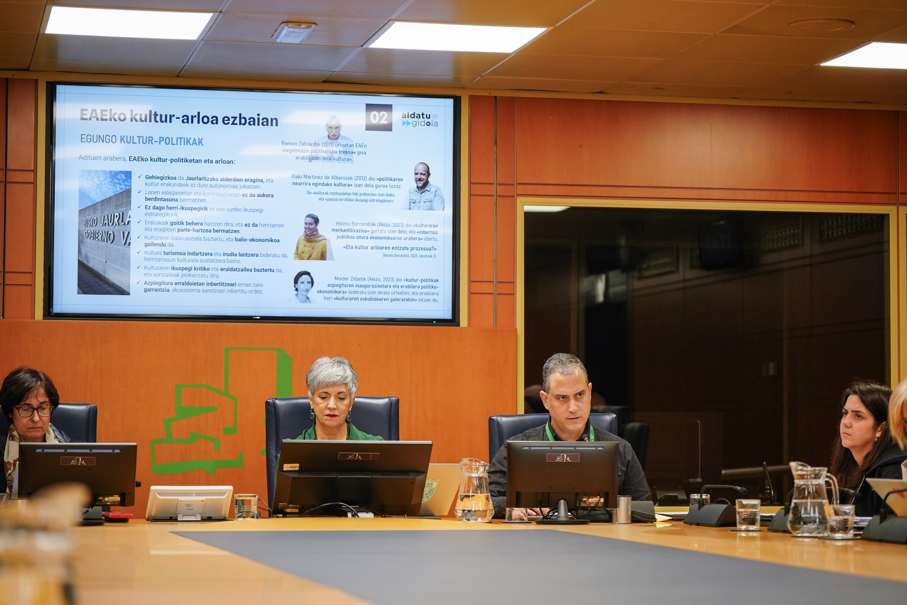 Eñaut Zearreta eta Intza Gurrutxaga Aldatu Gidoia taldeko ordezkariak Eusko Legebiltzarreko Kultura batzordean izan dira gaur. ENDIKA PORTILLO / FOKU