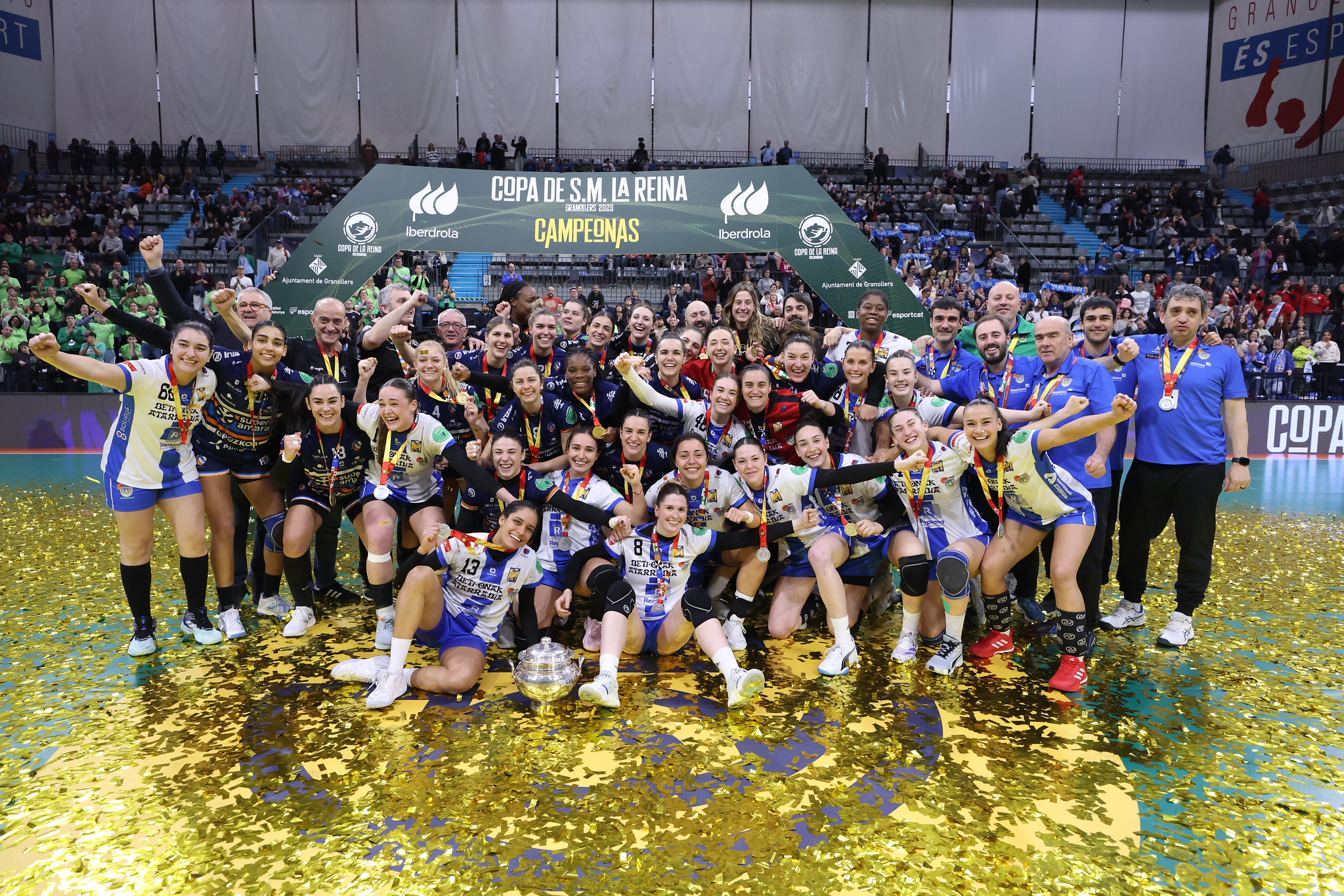 Bera Berako eta Beti Onak-eko jokalariak, elkarrekin, iazko finala eta gero. BERA BERA