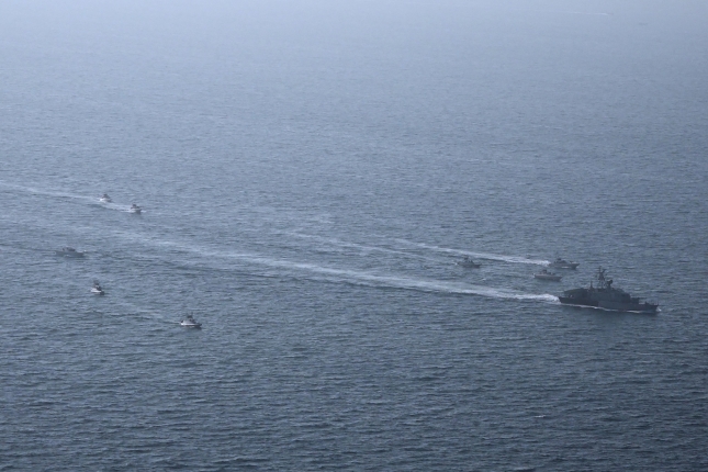 Teheranek hainbat orduz itxita eduki du gaur Ormuzko pasabidea. Irudian, Irango Guardia Iraultzailea inguru horretan maniobra militarrak egiten, atzo. EFE