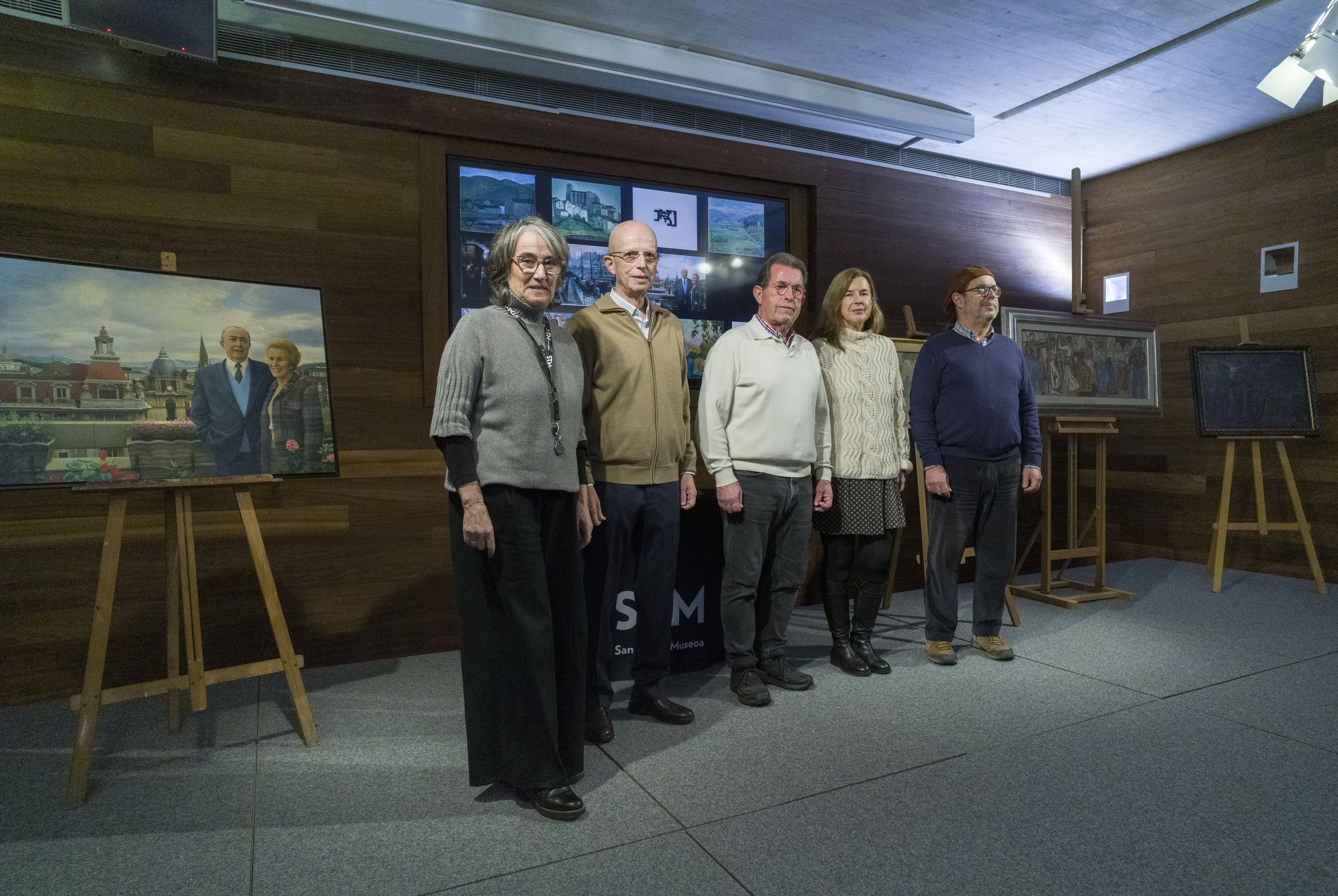 Garcia Ramos familiako kideak, San Telmo museoko eta Donostiako Udaleko ordezkariekin batera. JON URBE / FOKU