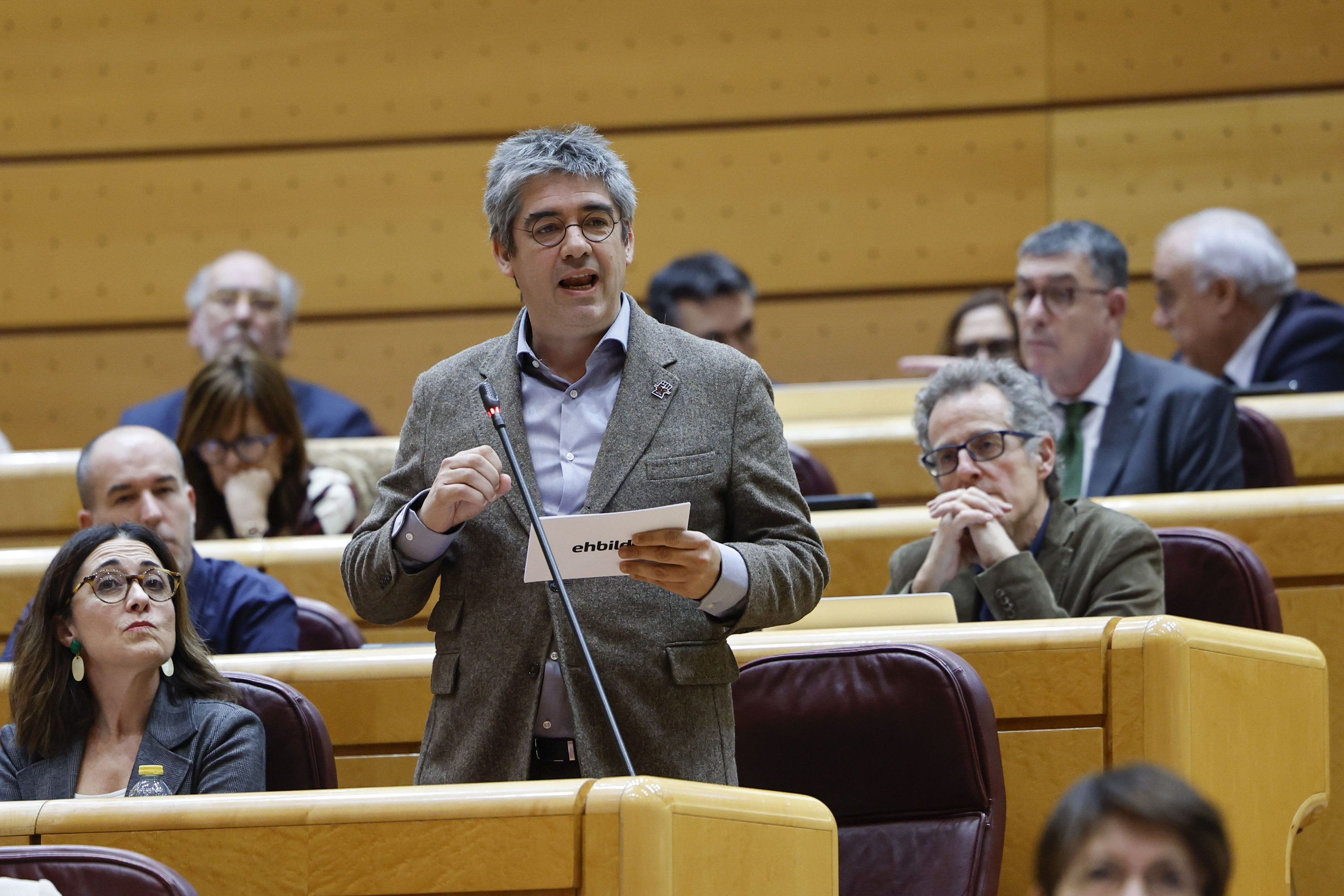 EH Bilduko senatari Gorka Elejabarrieta, atzo, ministroari galdezka. MARISCAL / EFE