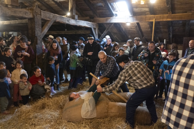 Jendea ostatuko ganbaran, Lantzeko inauterietan. IÑIGO URIZ / FOKU