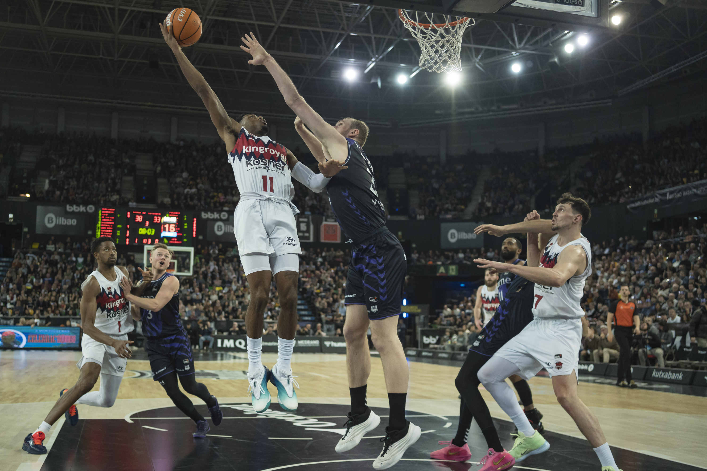 Trent Forrest joan den astean Bilbo Basketen aurka jokatutako derbiko jokaldi batean. ARITZ LOIOLA/FOKU