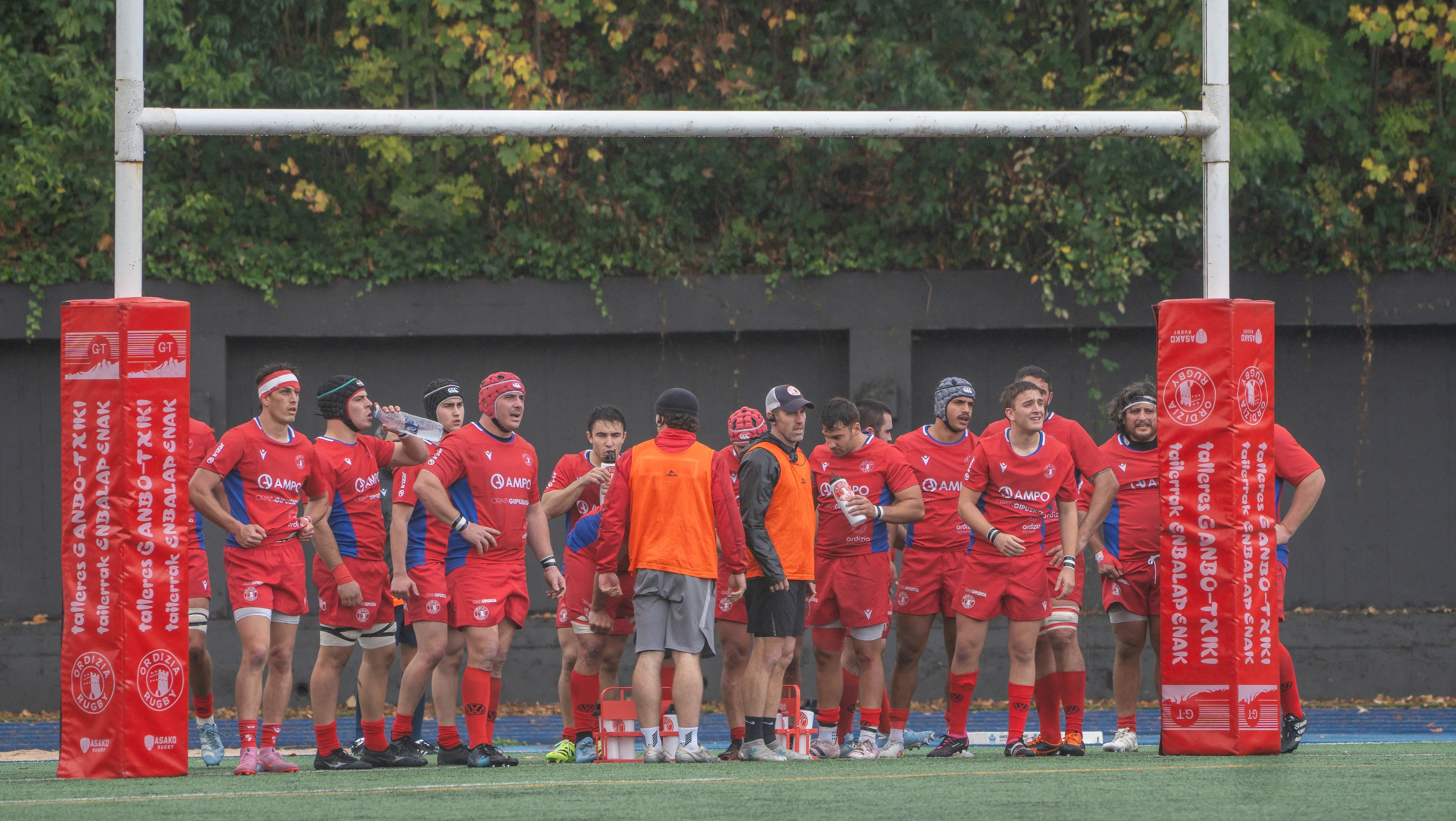 Ordiziako jokalariak, bilduta, denboraldi honetako partida batean. ANDONI CANELLADA / FOKU