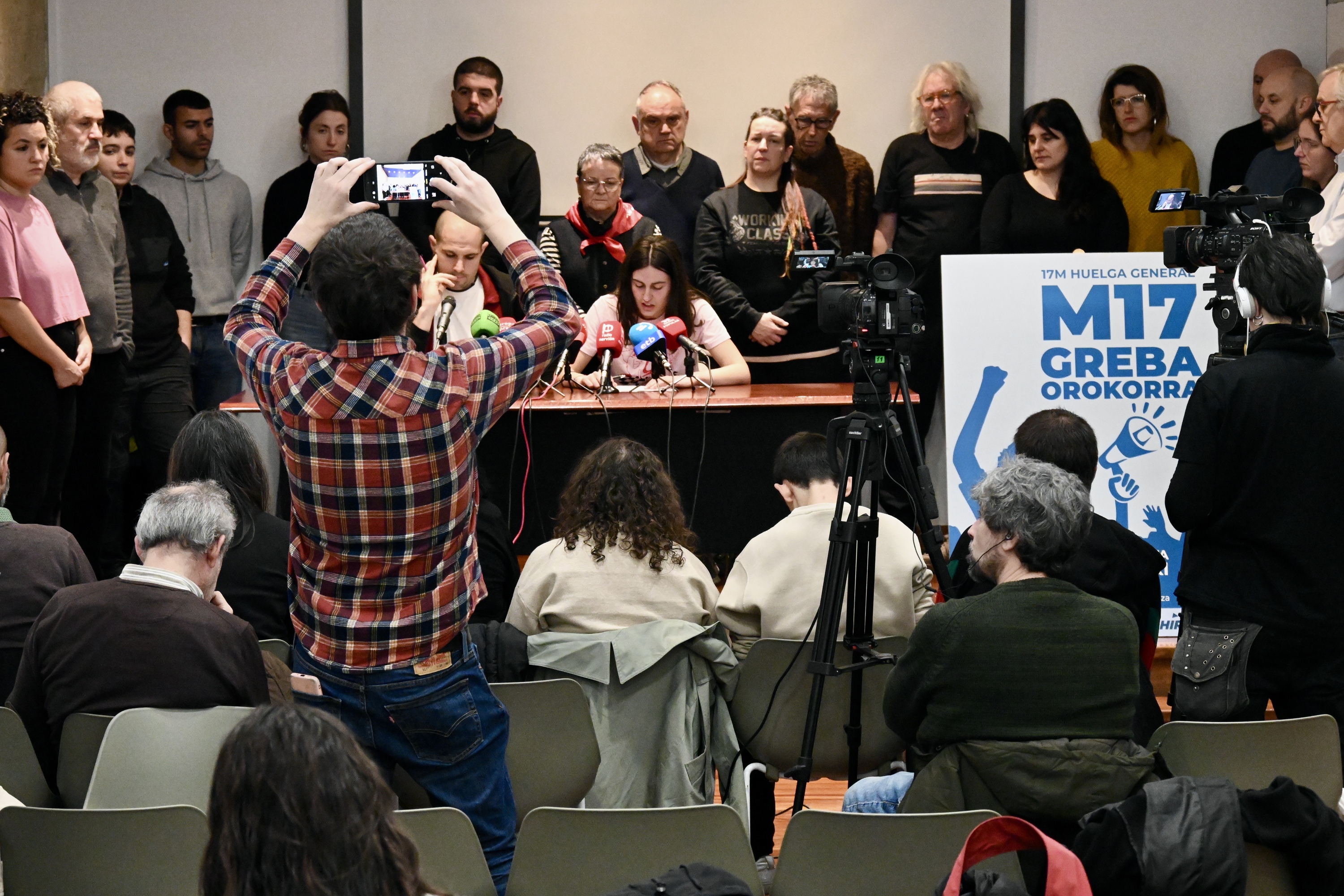 Gizarte talde ugarik 1.500 euroren gutxieneko soldatari atxikimendua erakusteko egindako agerraldia. MIKEL MARTINEZ DE TRESPUENTES / FOKU