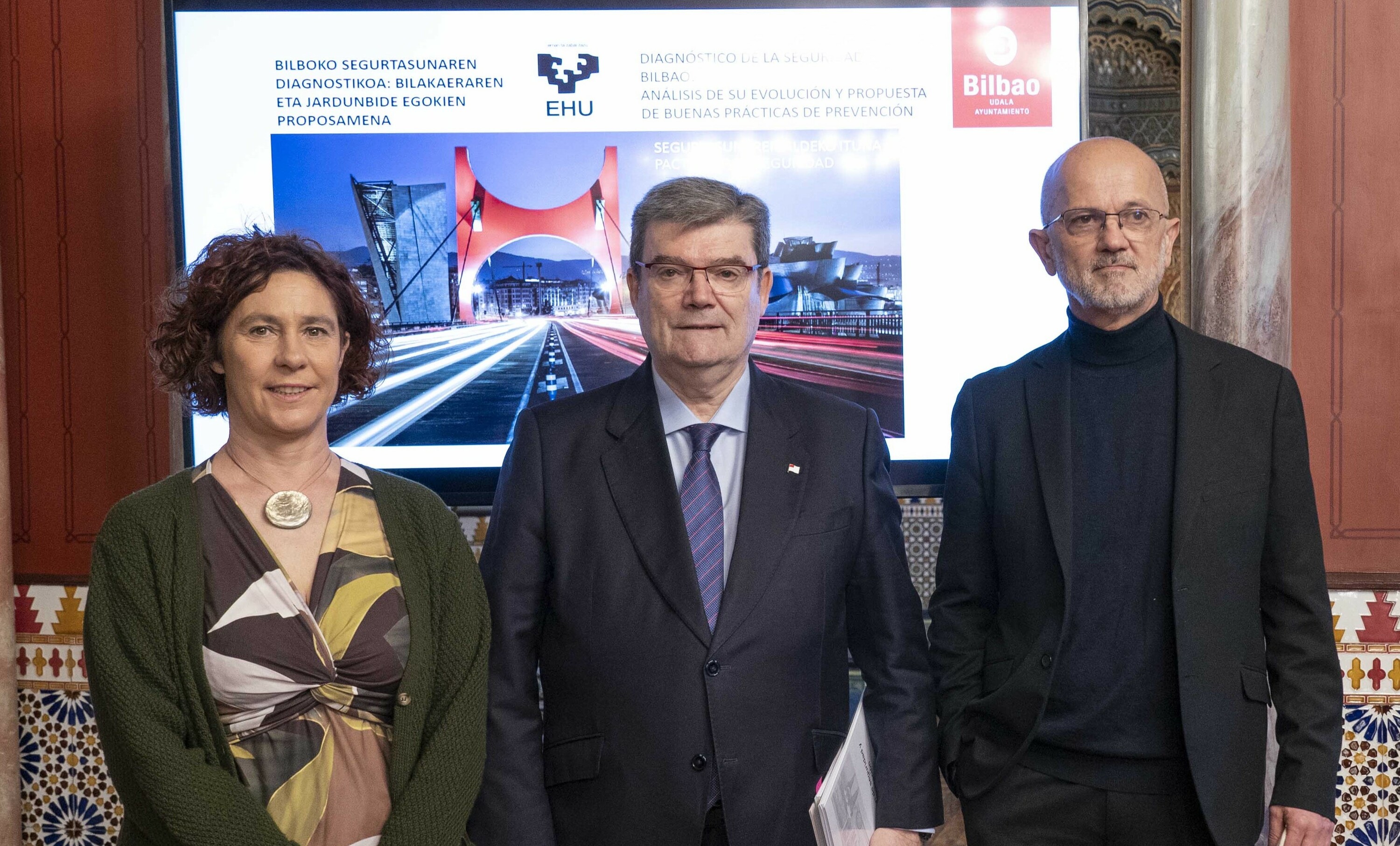 Amaia Agirre Bilboko Segurtasun zinegotzia, Juan Mari Aburto alkatea eta Cesar San Juan EHUko psikologo kriminalista, gaur, Bilbon. BERRIA