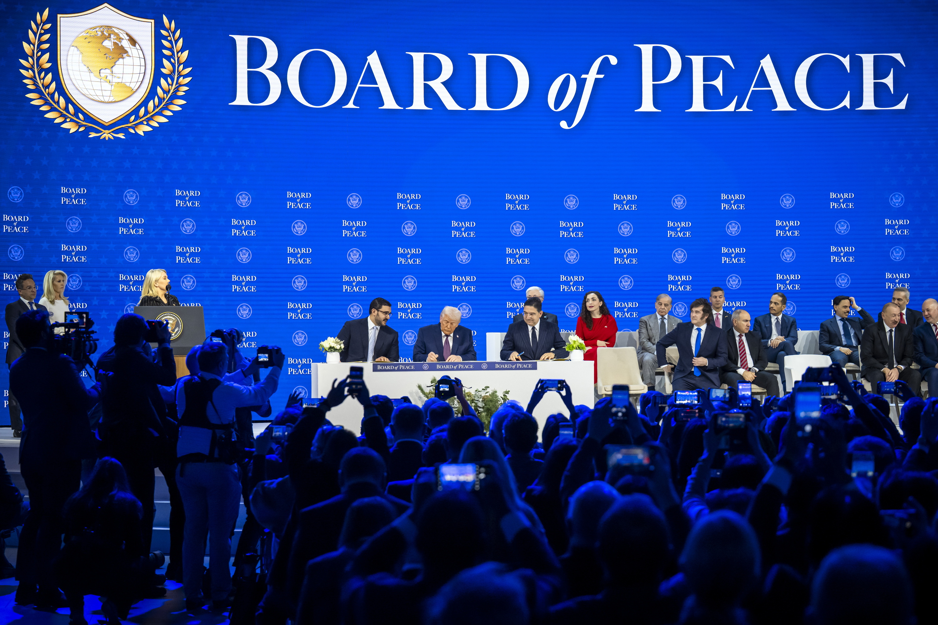 Donald Trump Bake Batzordearen aurkezpen ekitaldian, Davosen, beste hainbat agintariekin. GIAN EHRENZELLER / EFE