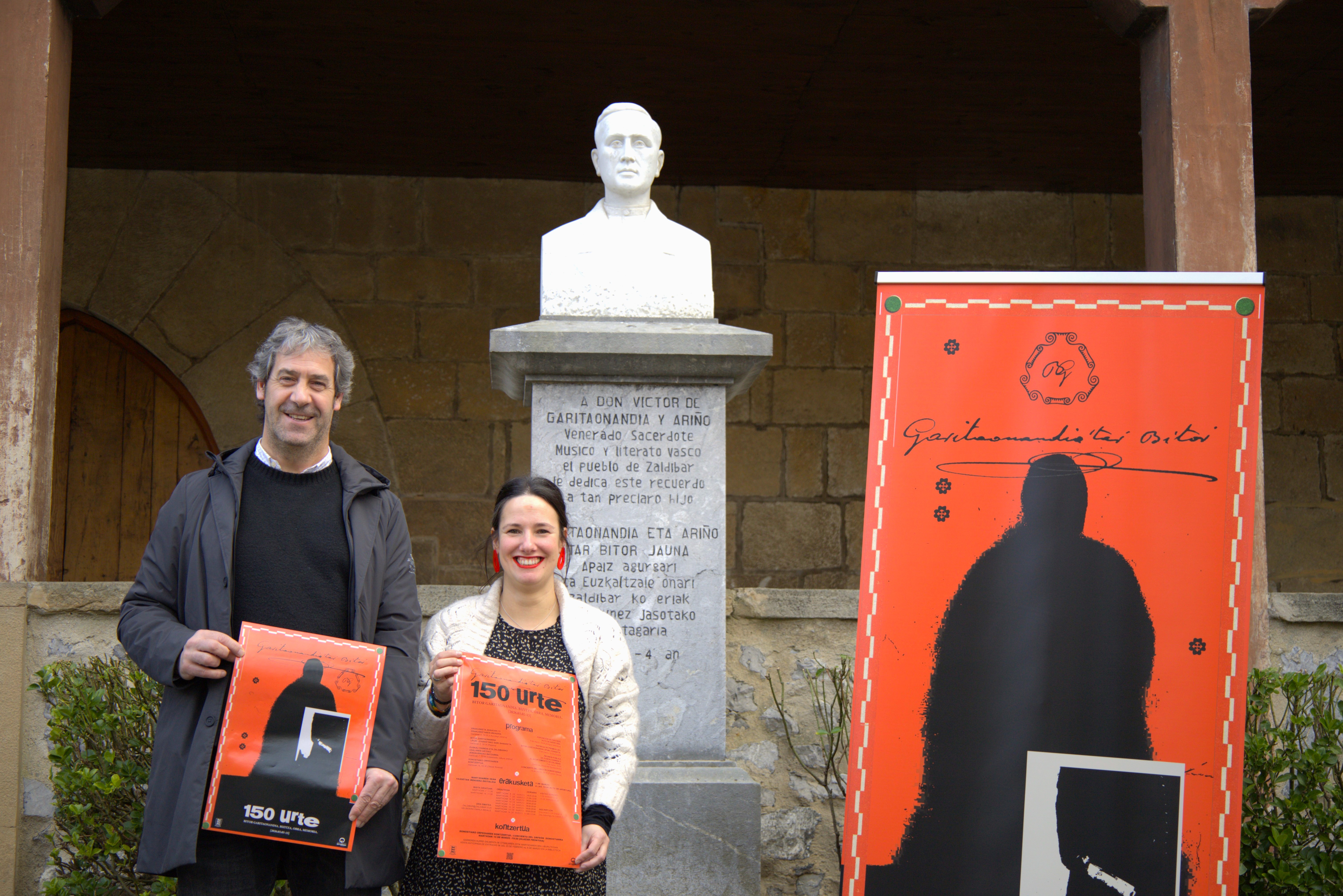 Gotzon Gomez Gerediaga elkarteko presidentea eta Eneritz Azpitarte Zaldibarko alkatea, gaur, Zaldibarren. GEREDIAGA