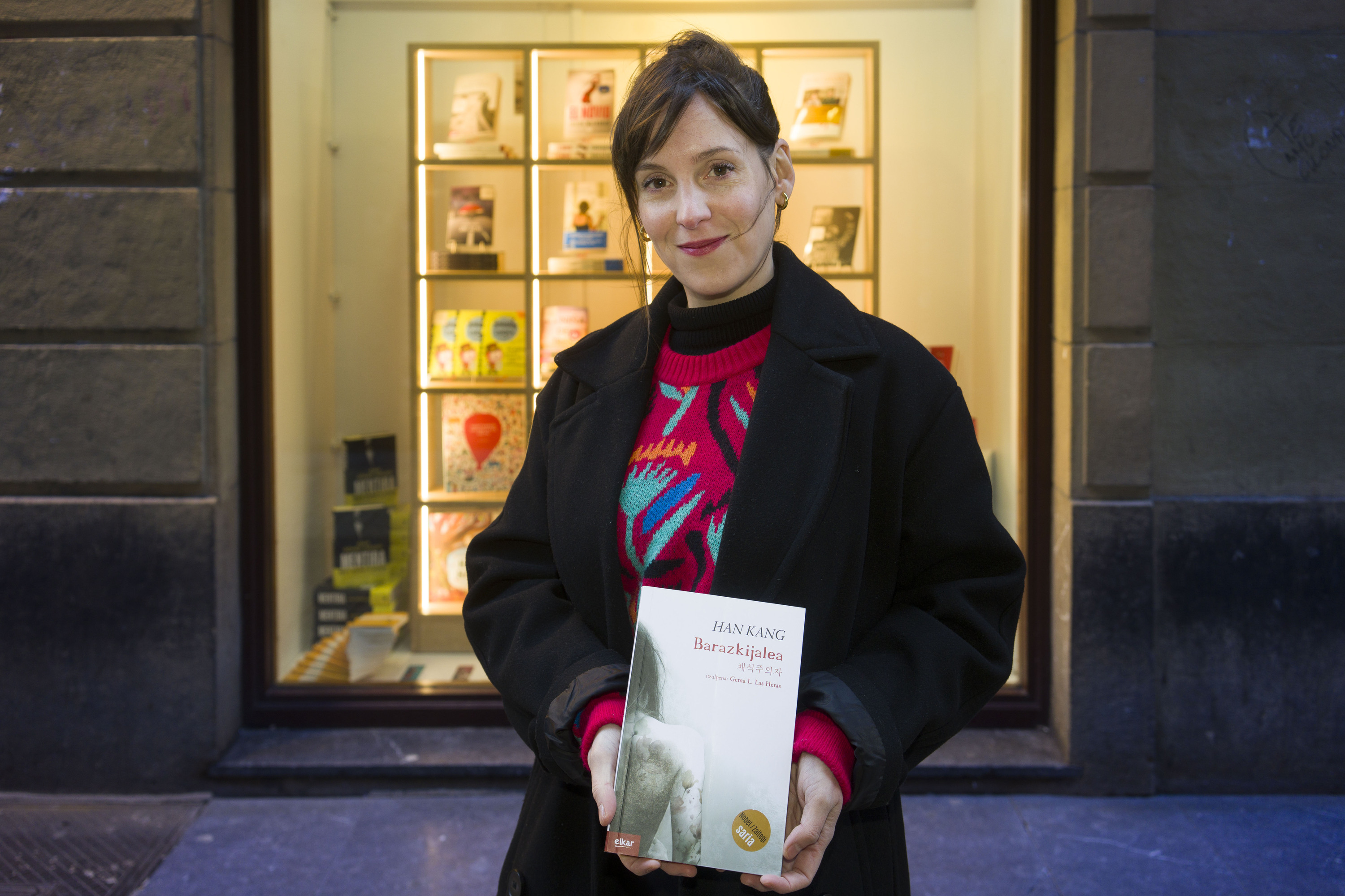 Gema L. Las Heras, 'Barazkijalea' eleberria eskuetan duela, Donostian. JON URBE / FOKU