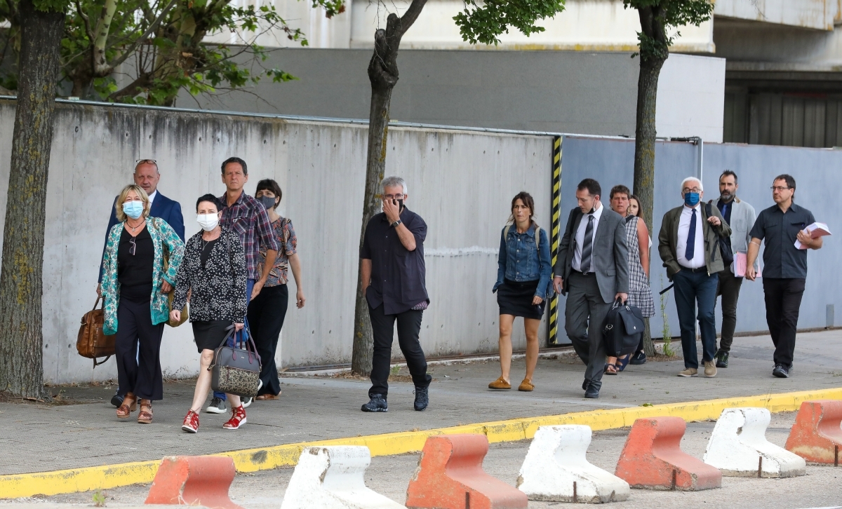 13/13 auziko epaiketa egunean, auzipetuak abokatuekin Espainiako Auzitegi Nazionalerako bidean. MARTA JARA / FOKU