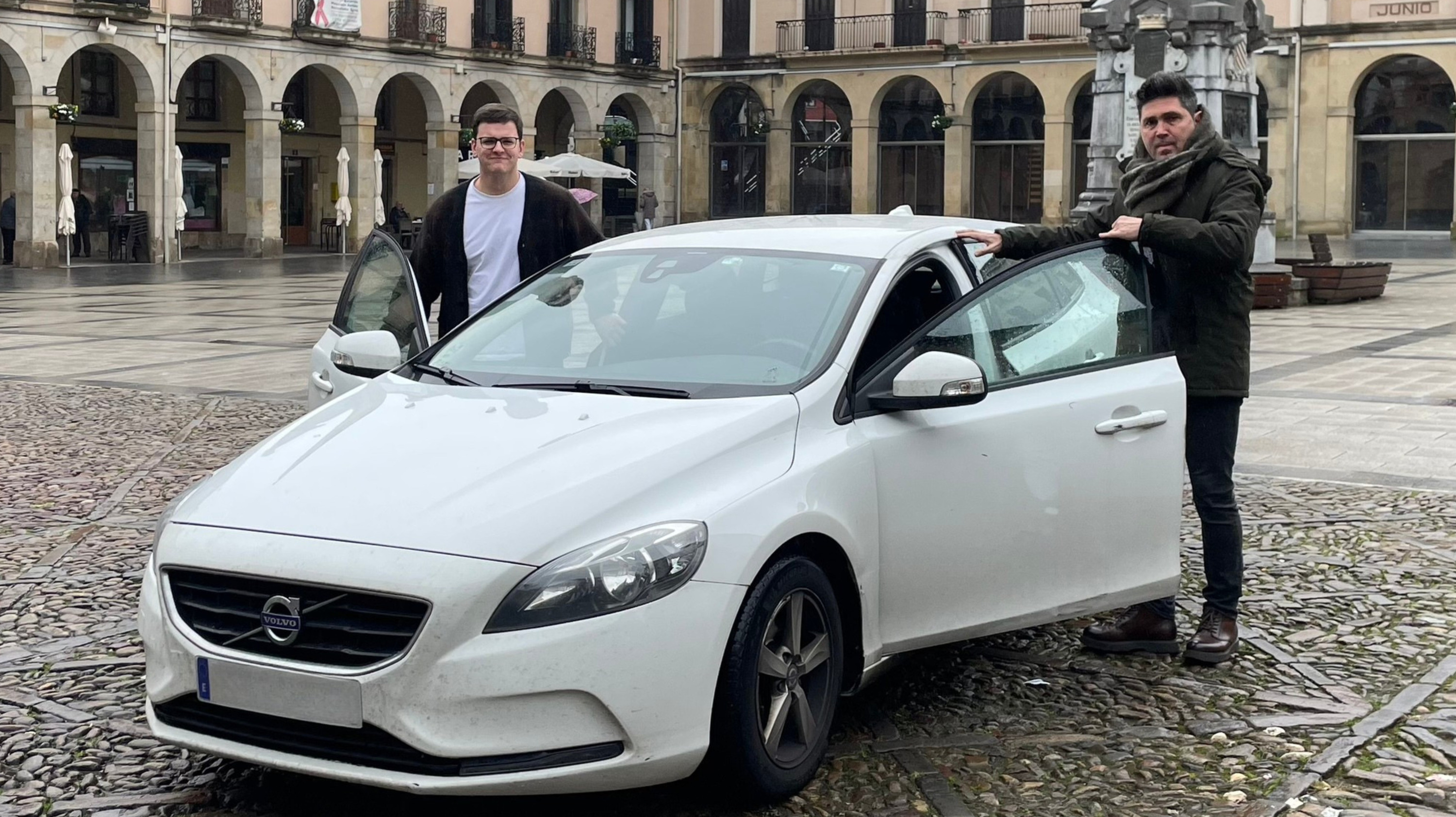 Iñaki Mendiluze Zumarragako Udaleko Gazteria zinegotzia eta Mikel Serrano alkatea, astelehenean, Zumarragan. ZUMARRAGAKO UDALA