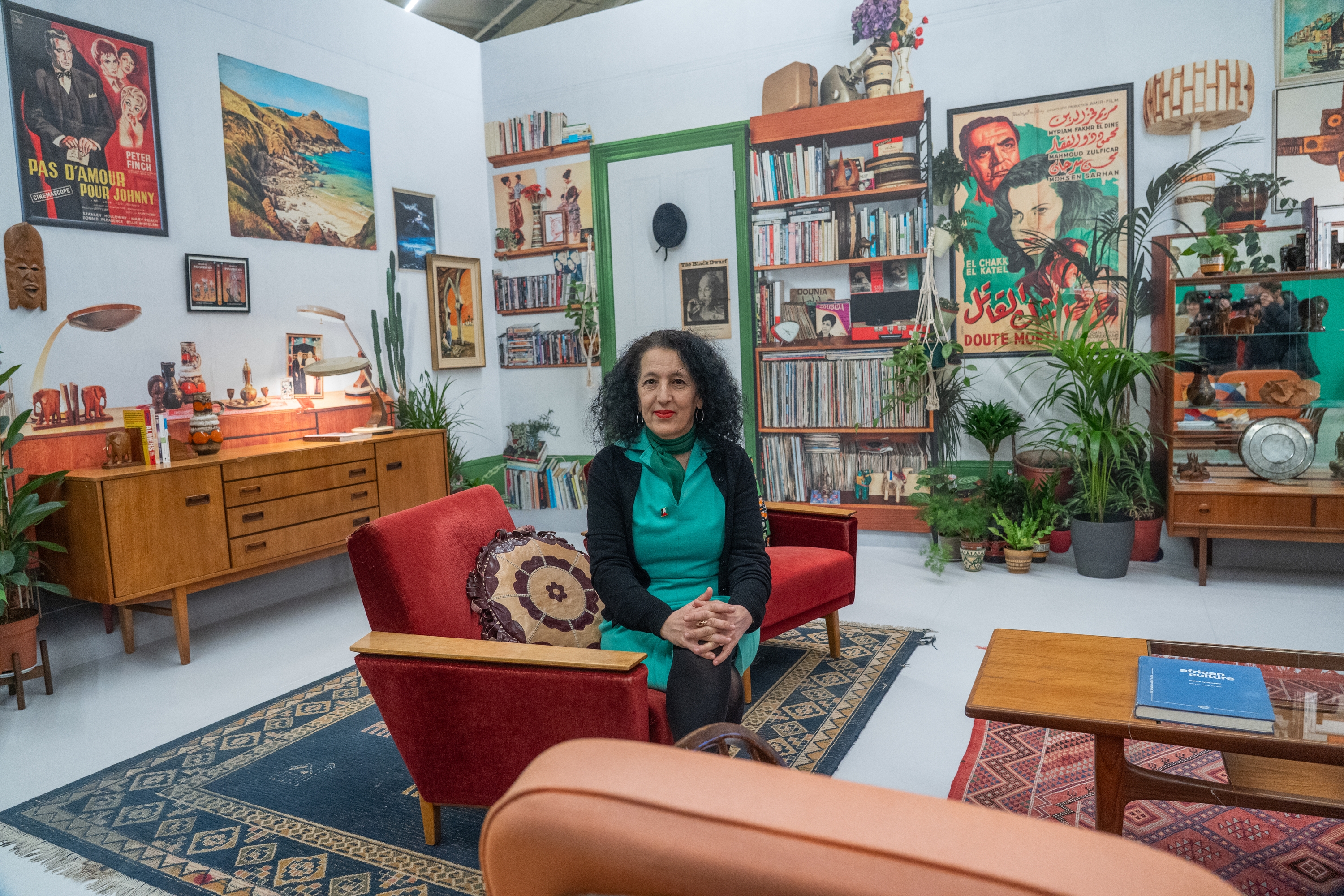 Zineb Sedira artista, 'Way of Life' piezan. Londresko bere etxeko egongelaren erreplika bat da. ANDONI CANELLADA / FOKU