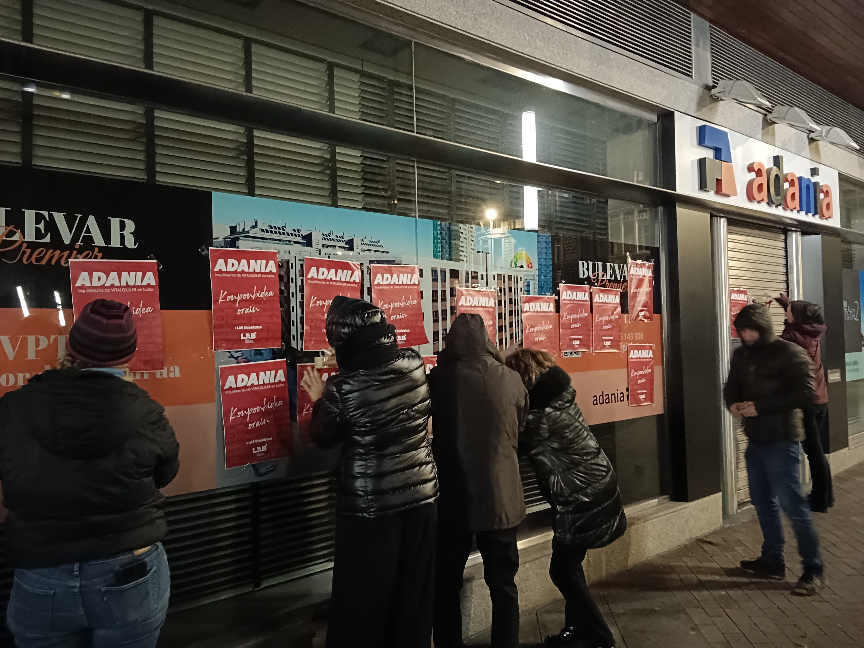 Estrasburgo ibilbideko maizterrek eta LAB sindikatuak Adaniaren bulegoen aurrean egindako protesta, atzo, Gasteizen. LAB