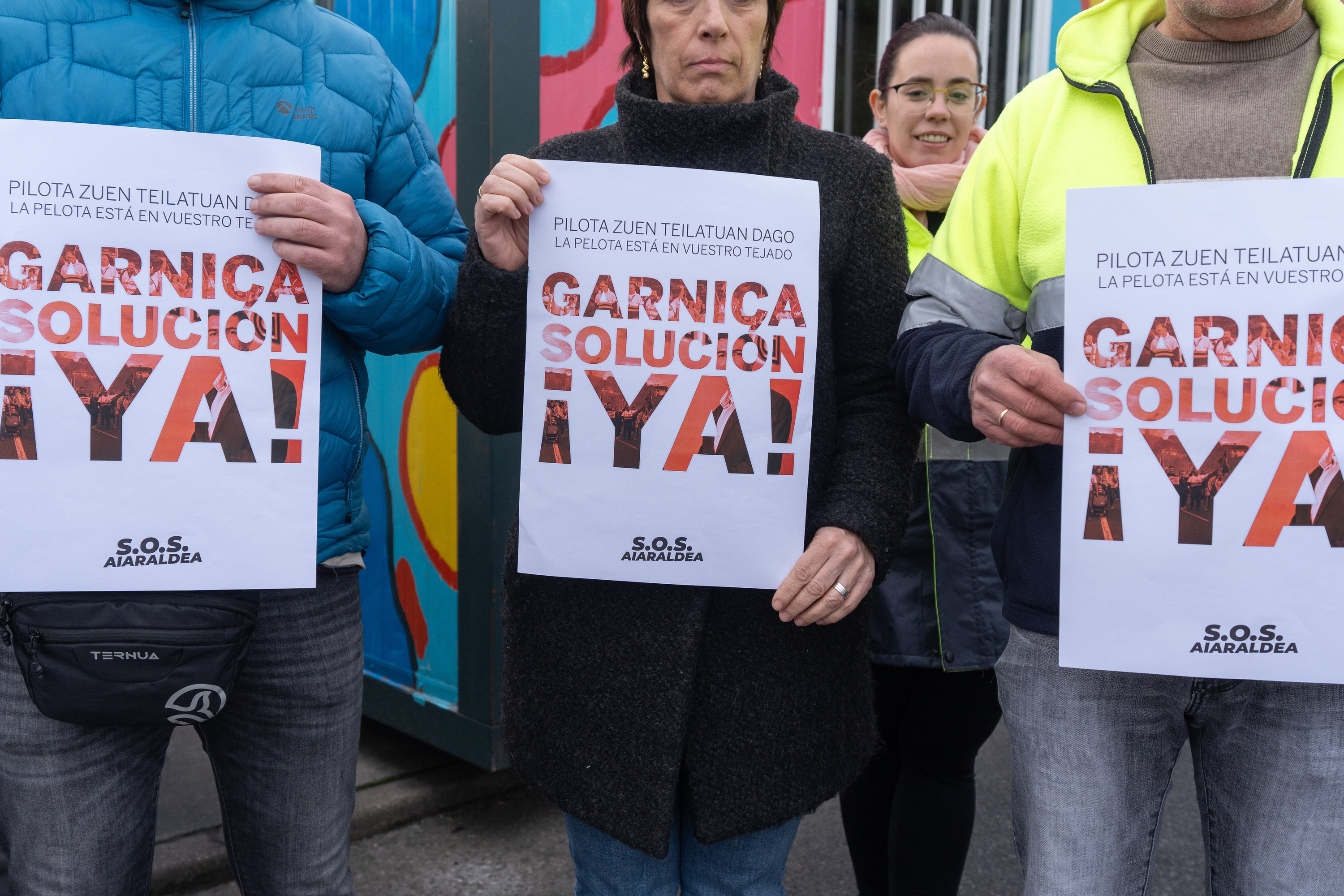 Hainbat langile protestan, Maderas de Llodioko lantegiaren aurrean, urtarrilaren amaieran. ENDIKA PORTILLO / FOKU