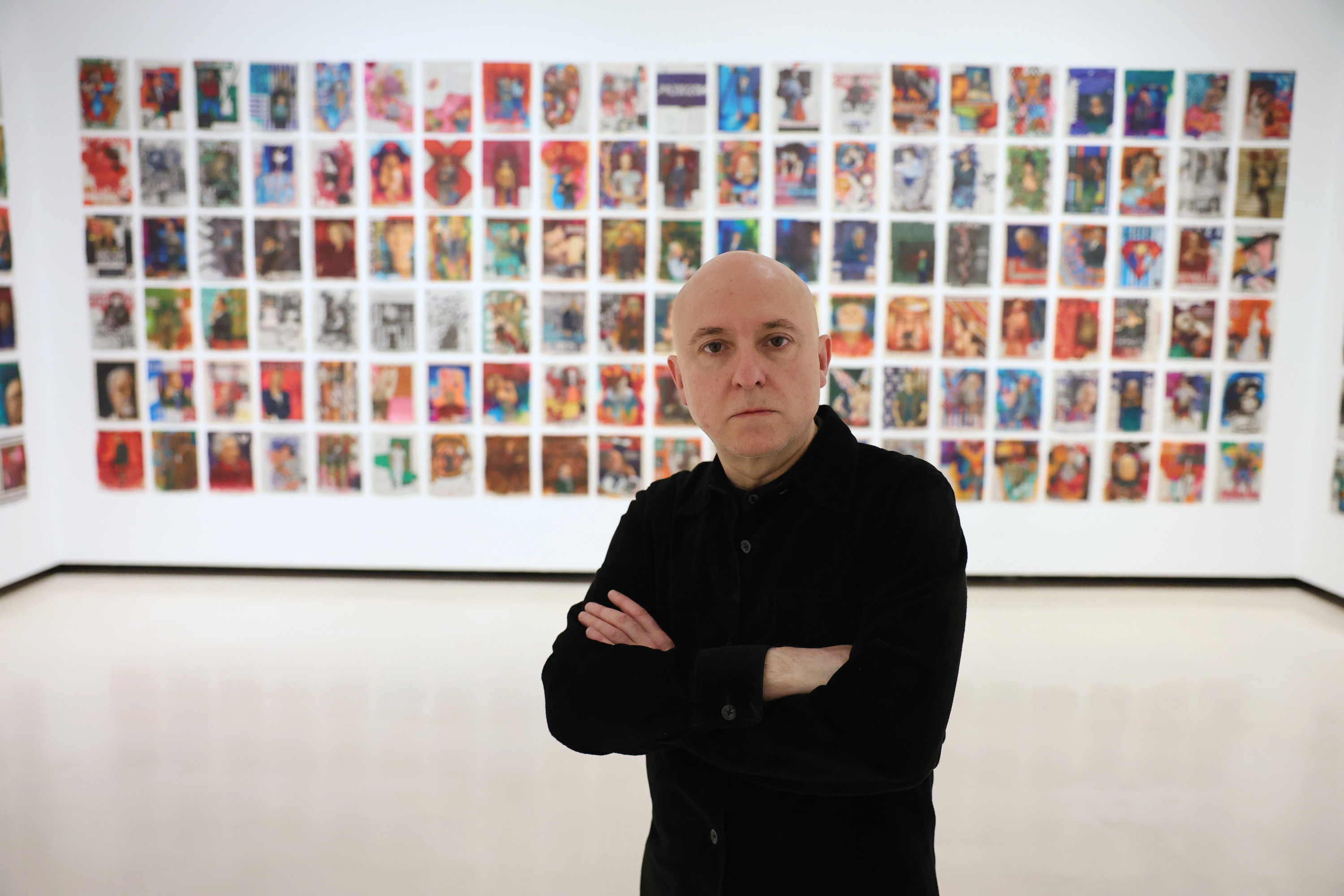 Txuspo Poyo artista, 'Gorpu bikainak' obraren aurrean, Bilboko Azkuna zentroan. OSKAR MATXIN EDESA / FOKU