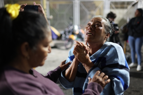 Emakume bat Amnistia Legea ospatzen, gaur, Caracasen. MIGUEL GUTIERREZ / EFE