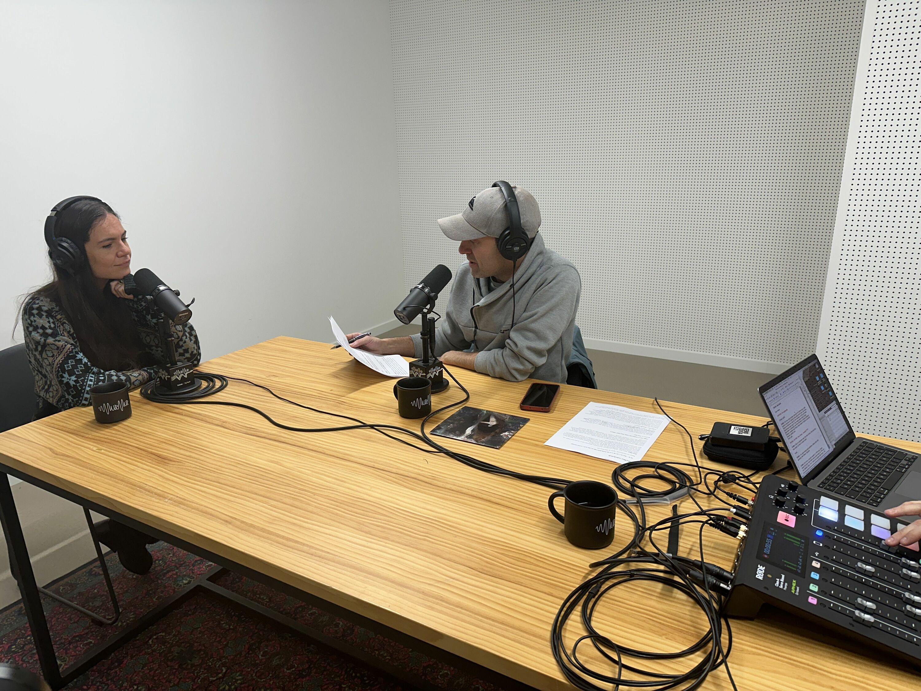 Sara Zozaia eta Gorka Erostarbe, 'Murmur' podcastaren grabaketan, Azpeitian. LARA MADINABEITIA