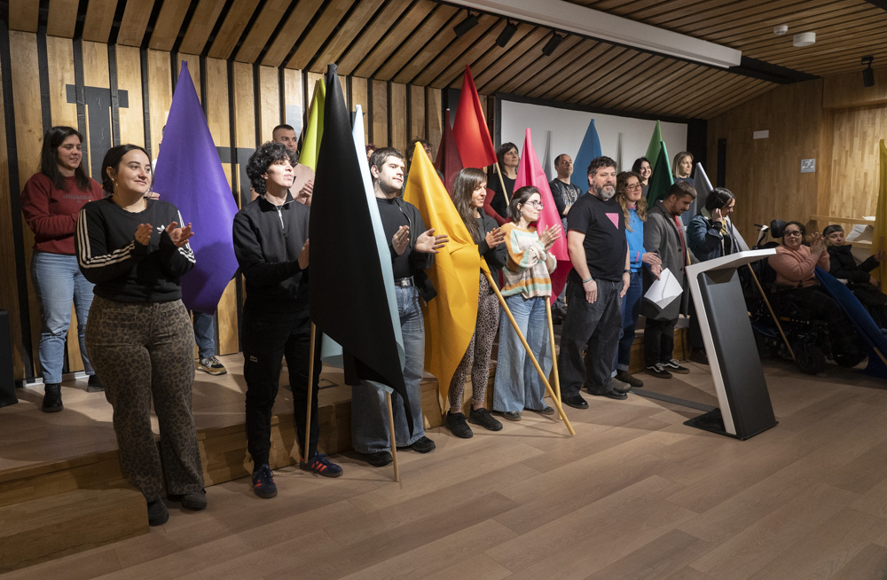 Justizia Sozialaren aldeko manifestua irakurri dute gaur Izaskun Arrue kulturunean, Gasteizen. RAUL BOGAJO / FOKU