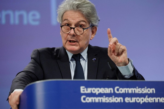 Thierry Breton Europako Batzordeko komisarioa zeneko artxiboko irudian. Breton zigortuta daukate AEBek, hango plataforma teknologikoak zentsuratzen saiatzeagatik. OLIVIER MATTHYS / EFE Thierry Breton Europako Batzordeko komisarioa zeneko artxiboko irudian. Breton zigortuta daukate AEBek, hango plataforma teknologikoak zentsuratzen saiatzeagatik. OLIVIER MATTHYS / EFE