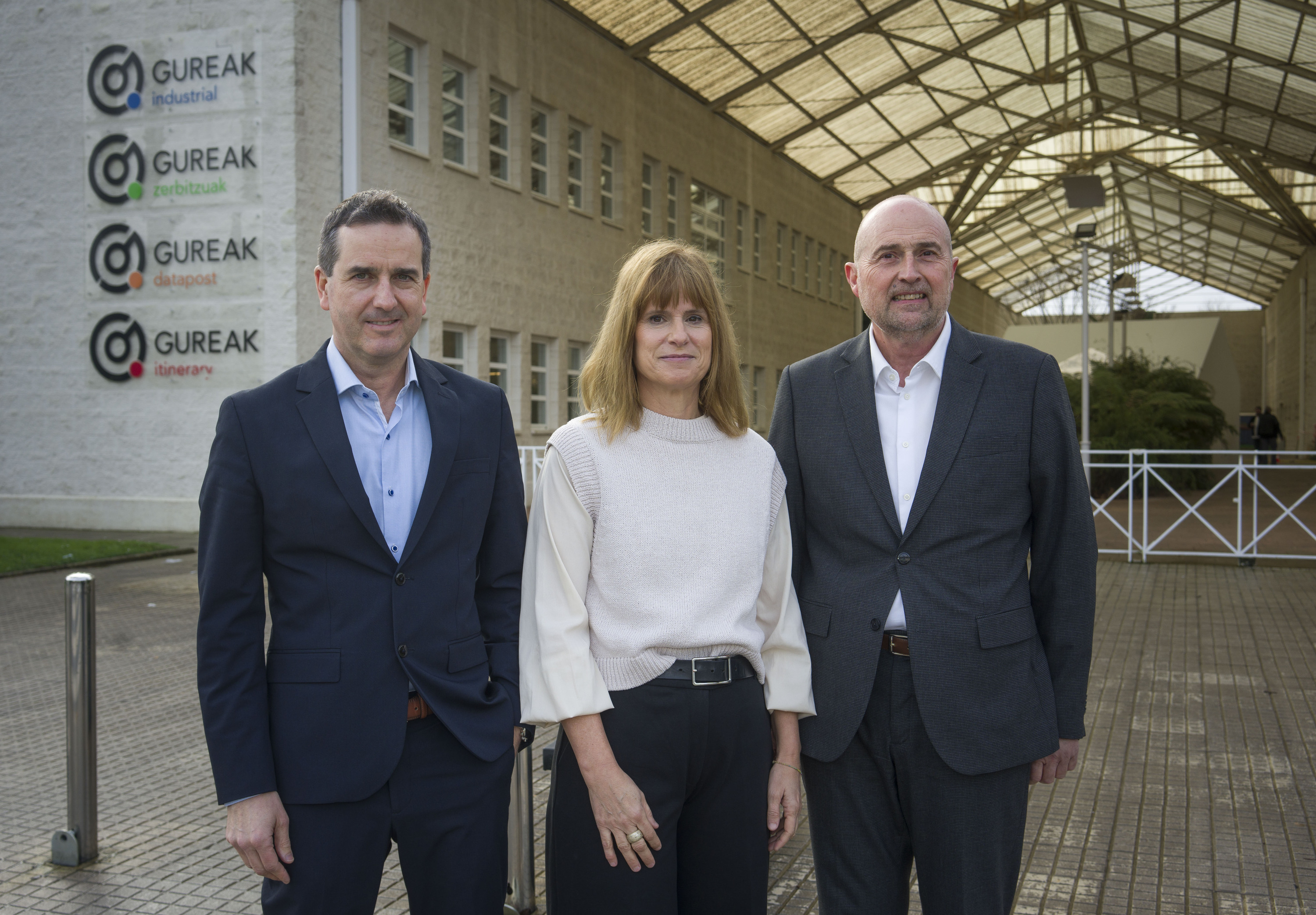 Asier Vitoria, Ainhoa Askasibar eta Josean Idoeta gaur, Gureak-eko egoitza nagusian, Donostian. JON URBE / FOKU