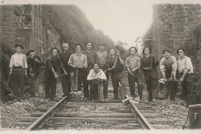 (ID_17697899456615) Bizkaiko meatzaldeko meatzariak Trianoko trenbidean