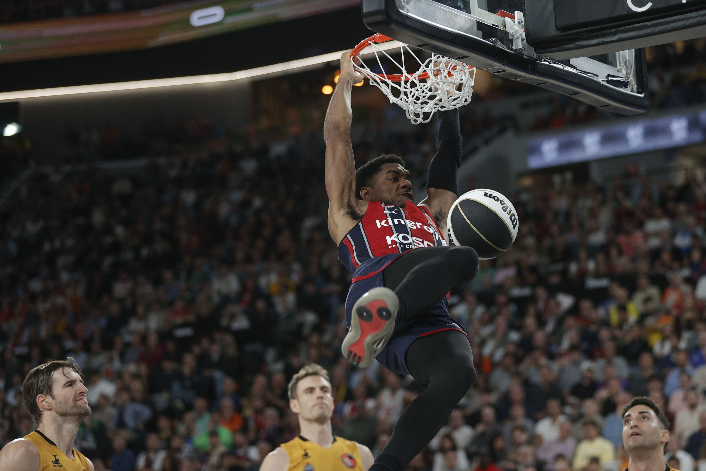 Trent Forrest baloia saskiratzen, gaur, Teneriferen aurka. MANUEL BRUQUE / EFE