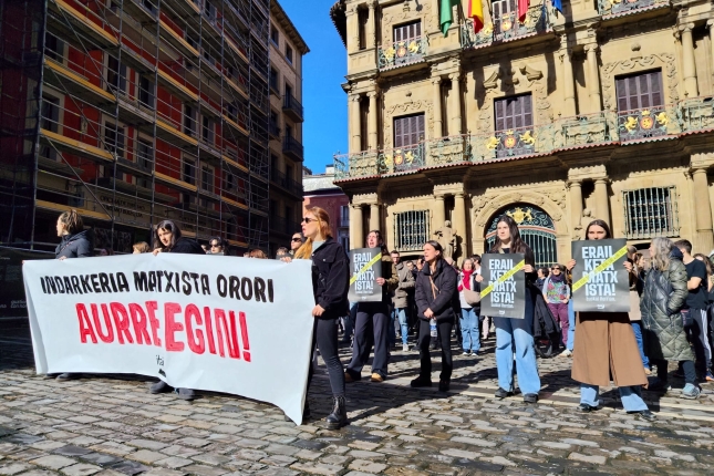 Itaiaren bilkura Iruñeko Udaletxe plazan, Sarrigurengo hilketa matxista salatzeko. ION ORZAIZ