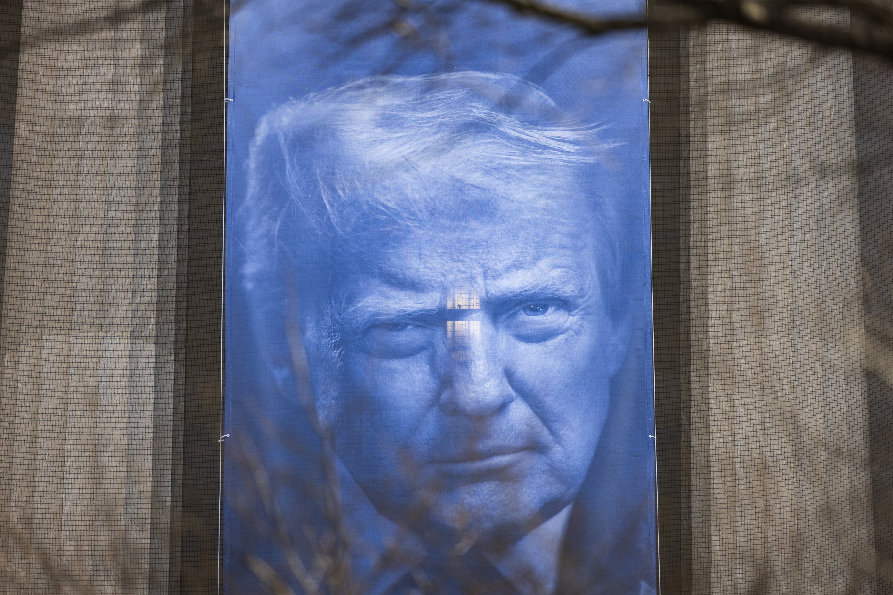 Donald Trumpen irudia, AEBetako Justizia Departamenduko aldeetako batetik zintzilik, Washingtonen. JIM LO SCALZO / EFE