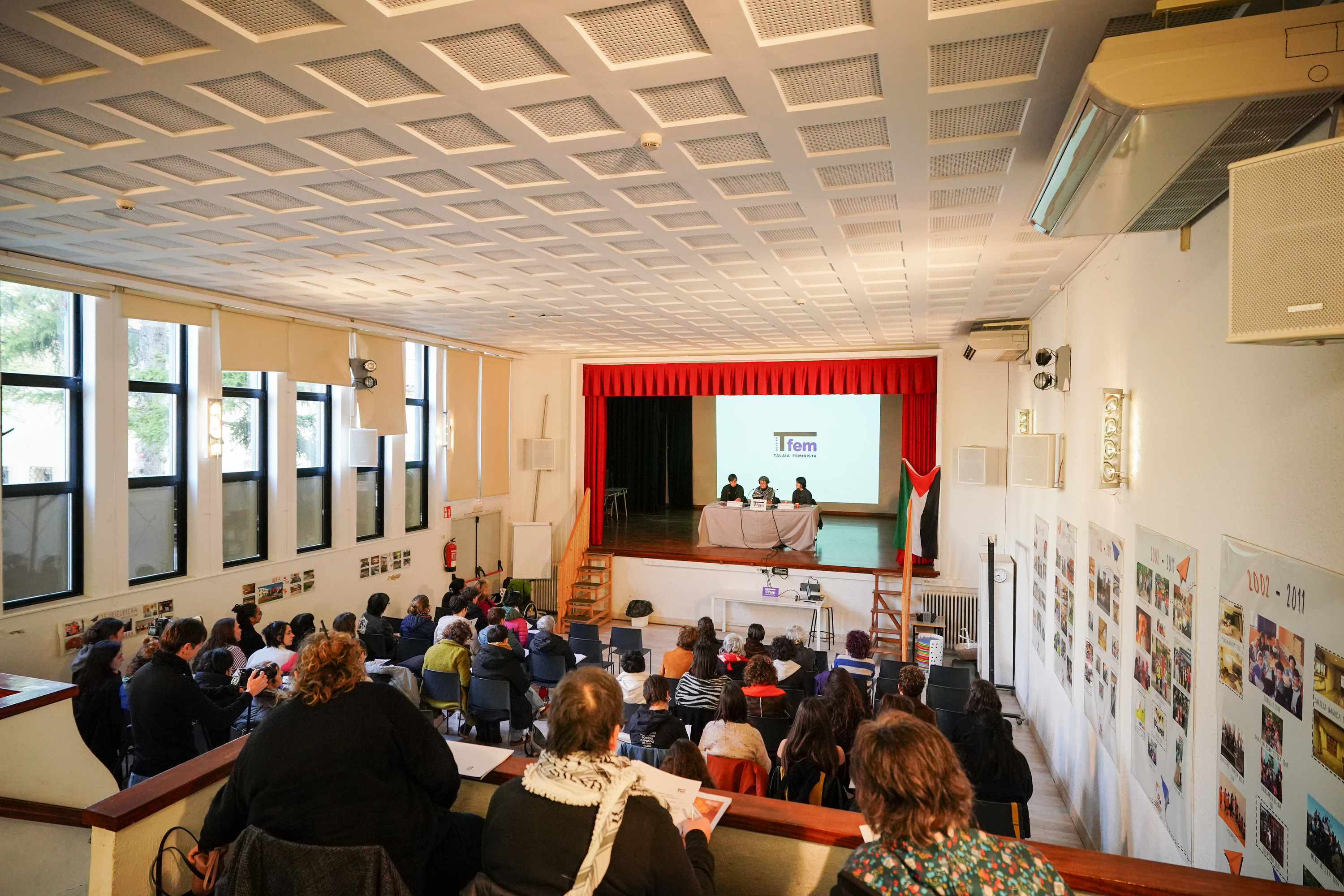 Hitzaldien eta mahai inguruen bidez osatu dute Gasteizen egindako Talaia Feminista Unea. ENDIKA PORTILLO / FOKU