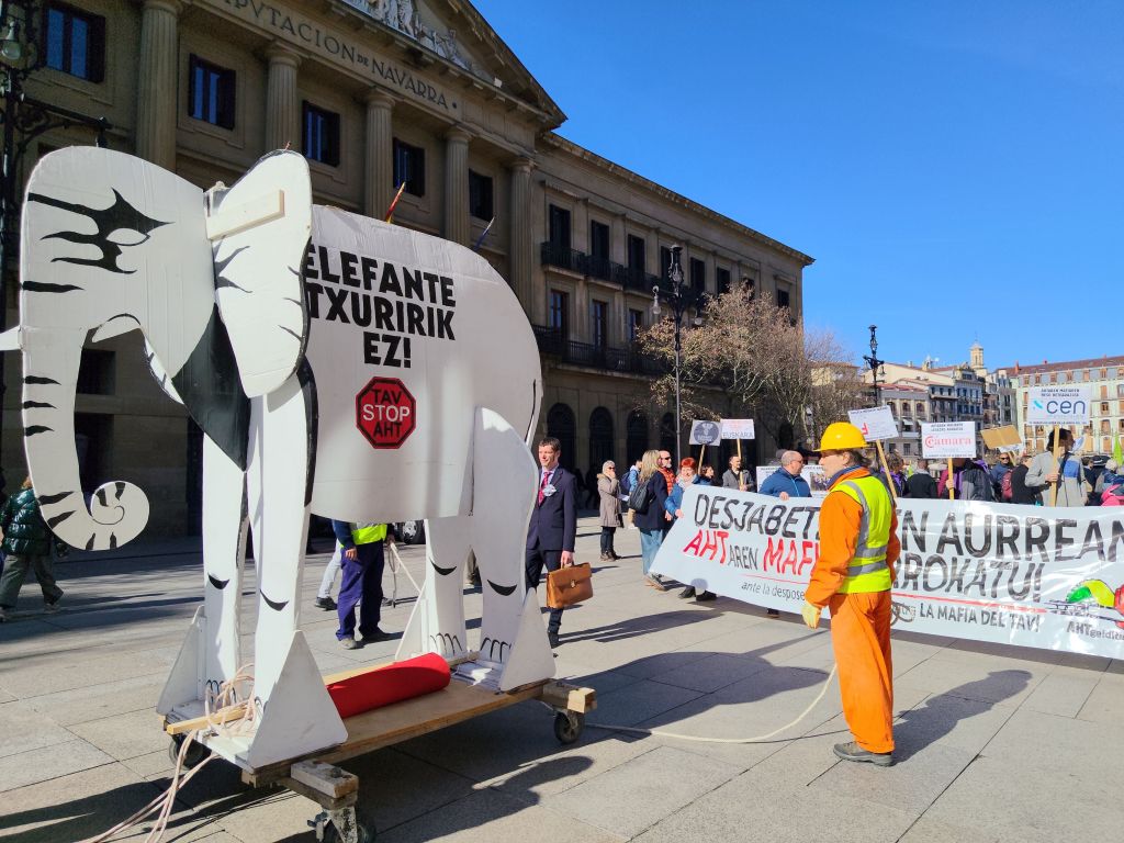 AHTaren aurkako manifestazioa Iruñean, gaur. BERRIA