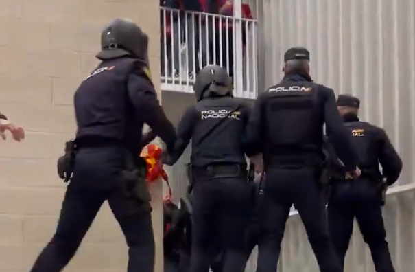 Espainiako Polizia zaleen aurka borra kolpeka, atzo, Sadar barruan. BERRIA