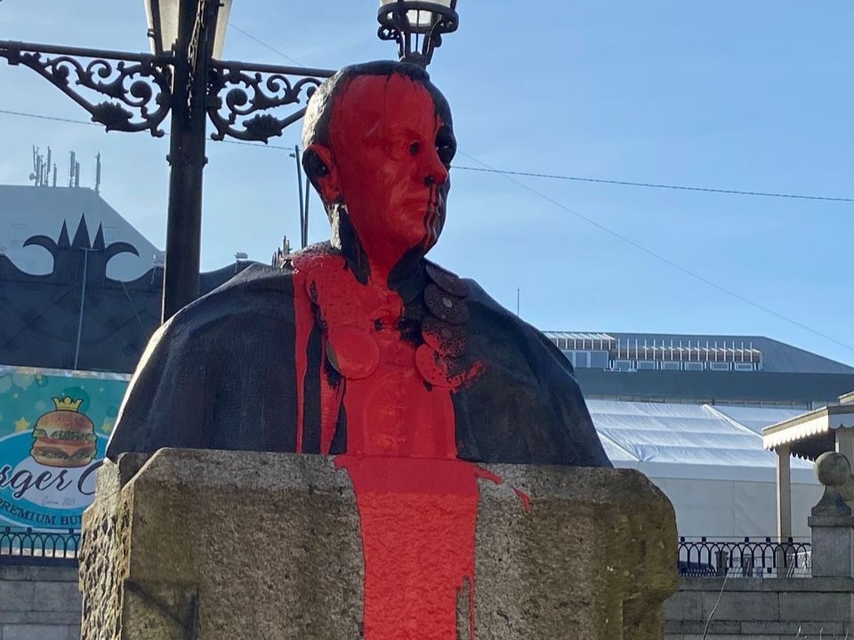 Manuel Fragaren bustoa pintura gorria botata, atzo. BERRIA