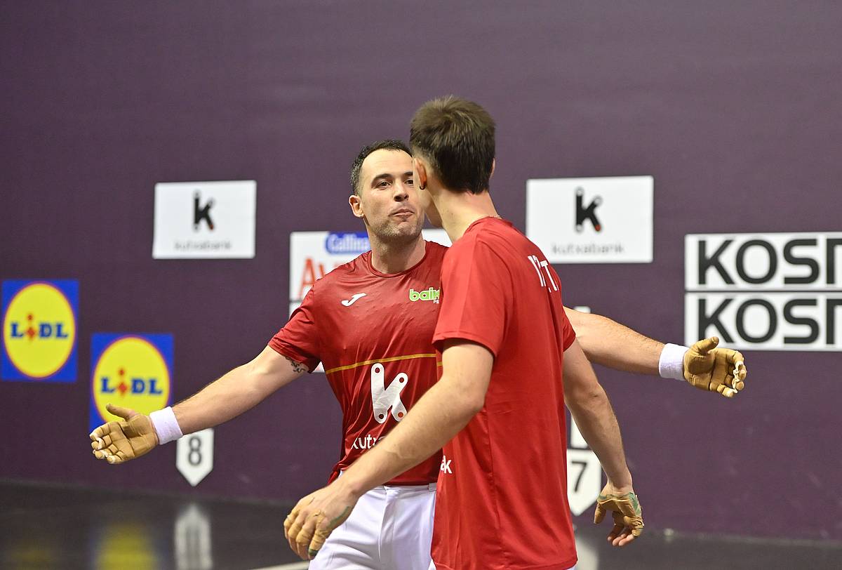 Jaka eta Iztueta garaipena ospatzen, gaur, Arrasaten. GORKA RUBIO / FOKU