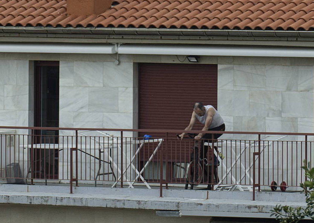 Gizon bat kirola egiten balkoian, Donostian. JON URBE / FOKU
