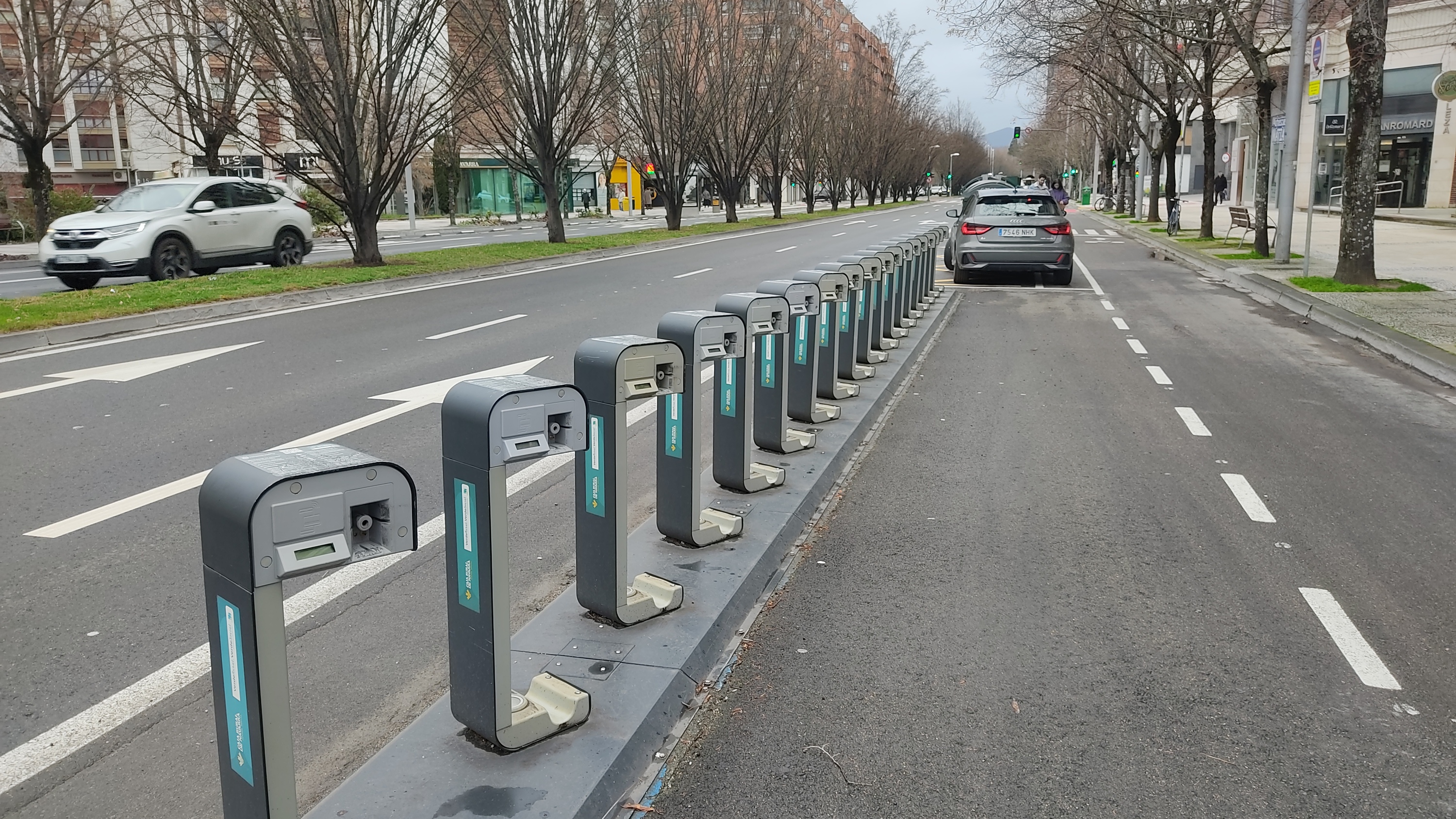 Iruñeko Udalaren zerbitzuko bizikletak kargatzeko guneak, hutsik, Iruñeko Pio XII.a etorbidean. NAFARROAKO HITZA