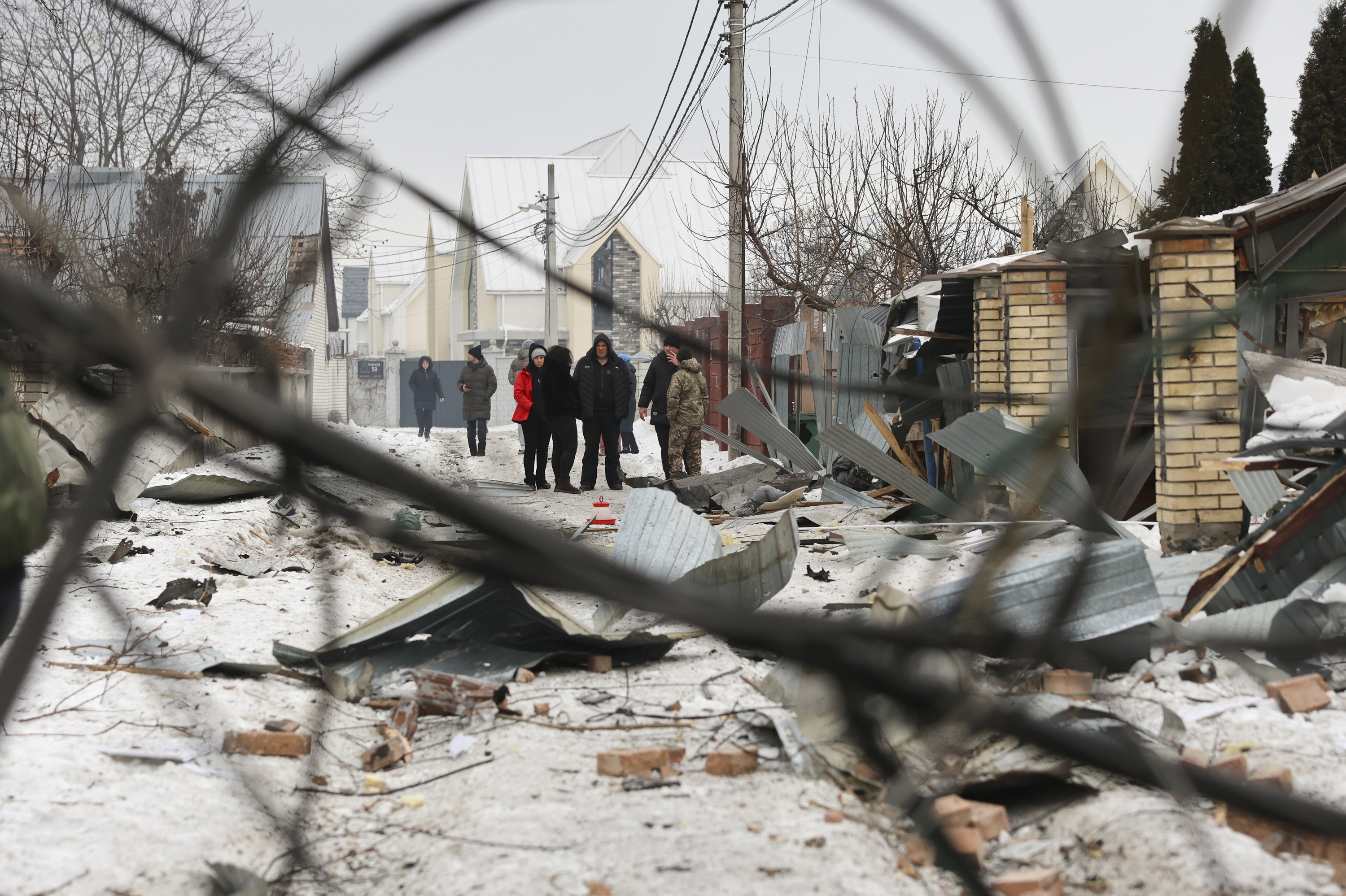 Zenbait herritar atzo, Kieven, Errusiaren eraso baten ondoren. EFE