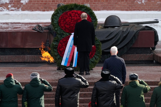 Vladimir Putin Errusiako presidentea Soldadu Ezezagunaren Tonban, gaur, Moskun. ALEXANDER ZEMLIANICHENKO / EFE