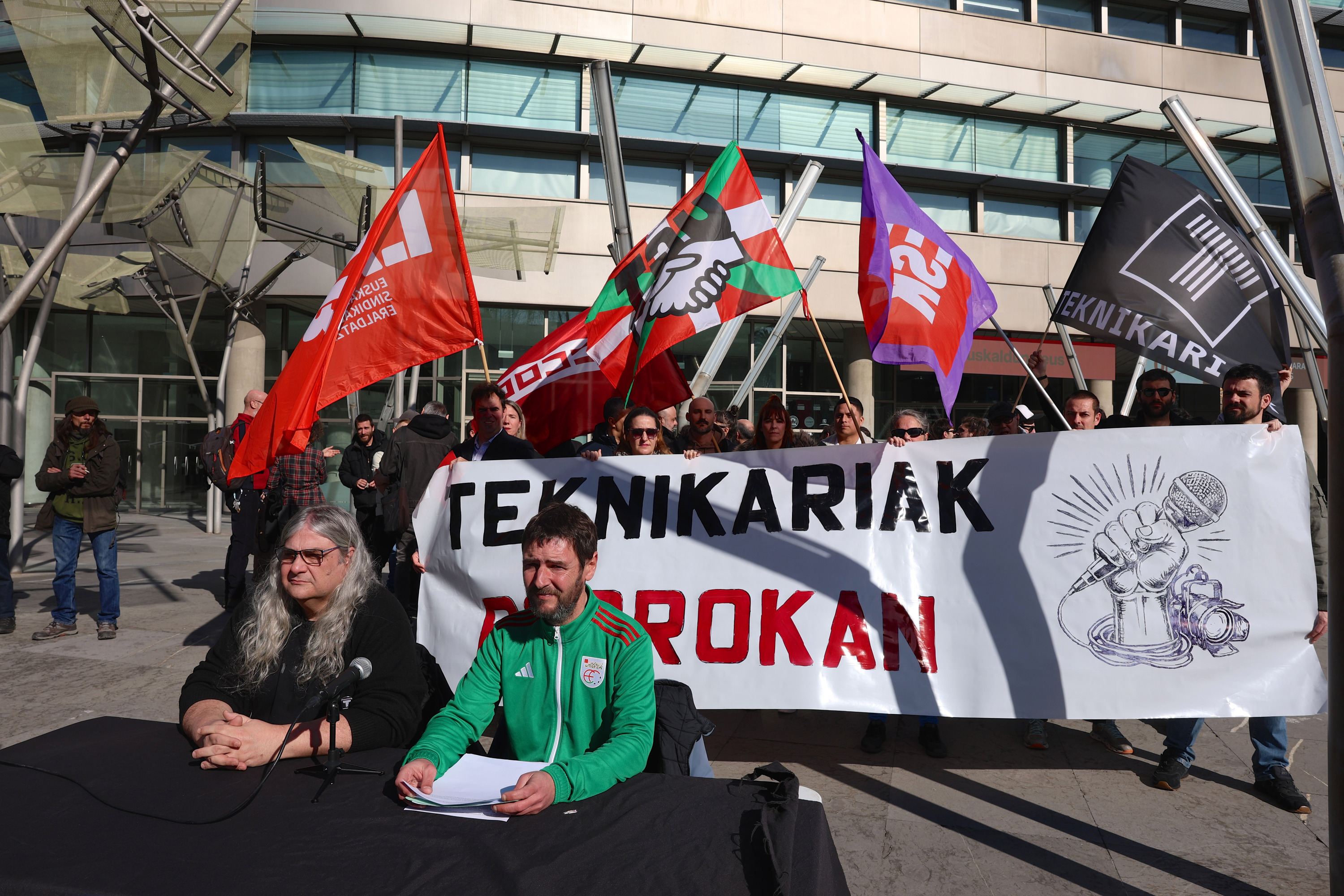 Ikuskizunetako eta ekitaldietako teknikarien agerraldia, gaur, Bilboko Euskalduna jauregiaren aurrean. OSKAR MATXIN EDESA / FOKU