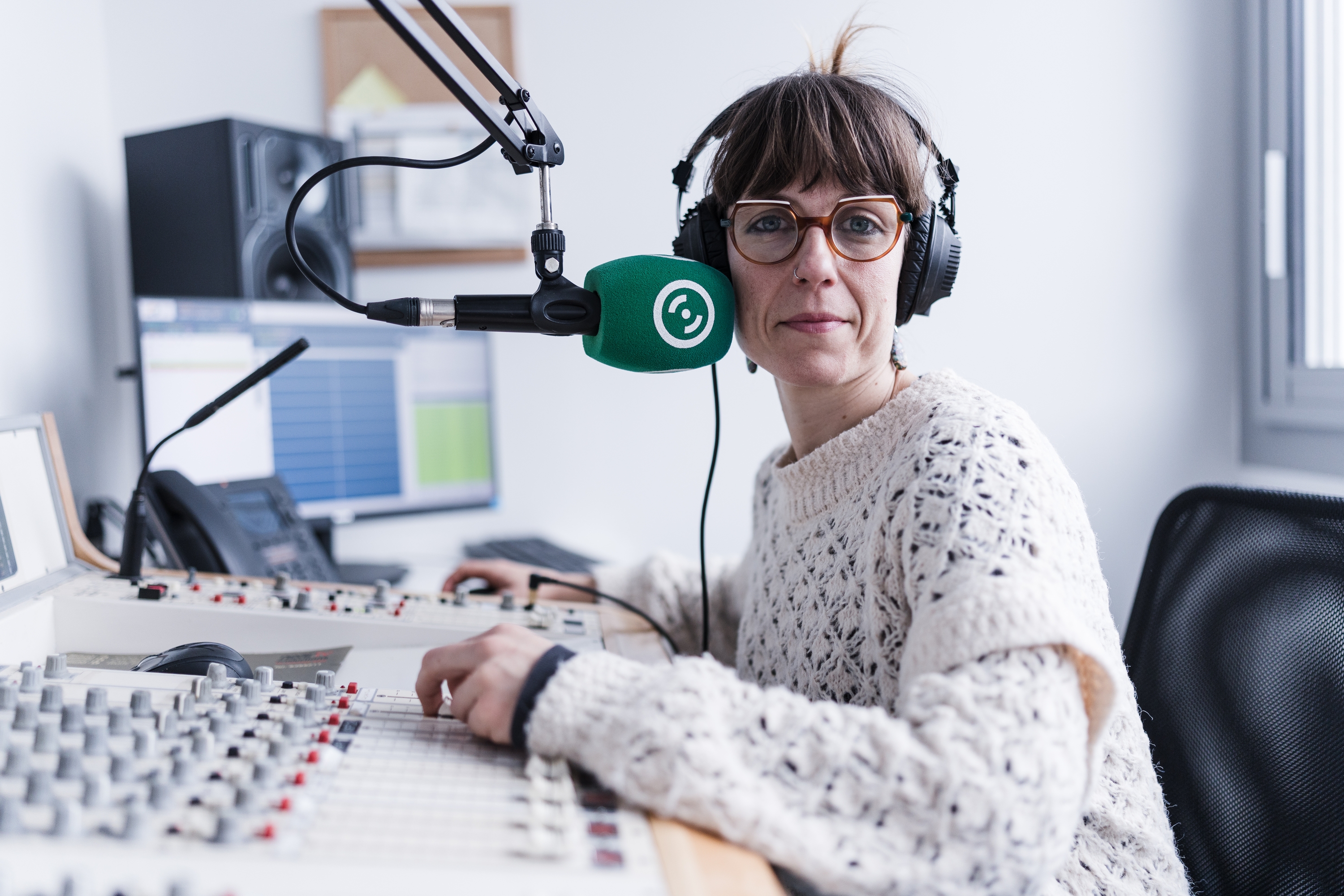 Aitziber Zapirain, Antxeta irratiaren estudioan, Hendaian. NAHIA GARAT