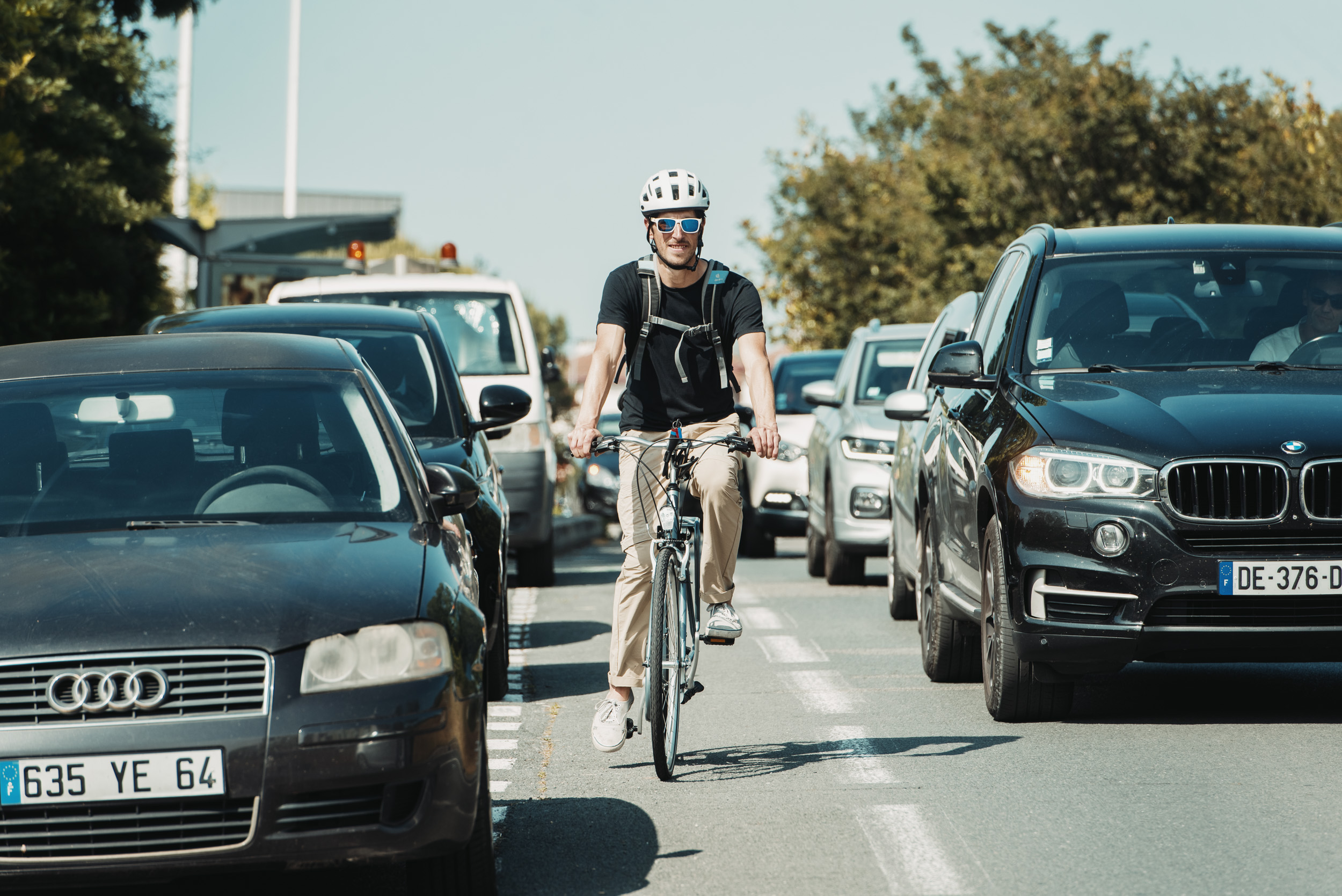 Txirrindulari bat auto tartean. GUILLAUME FAUVEAU