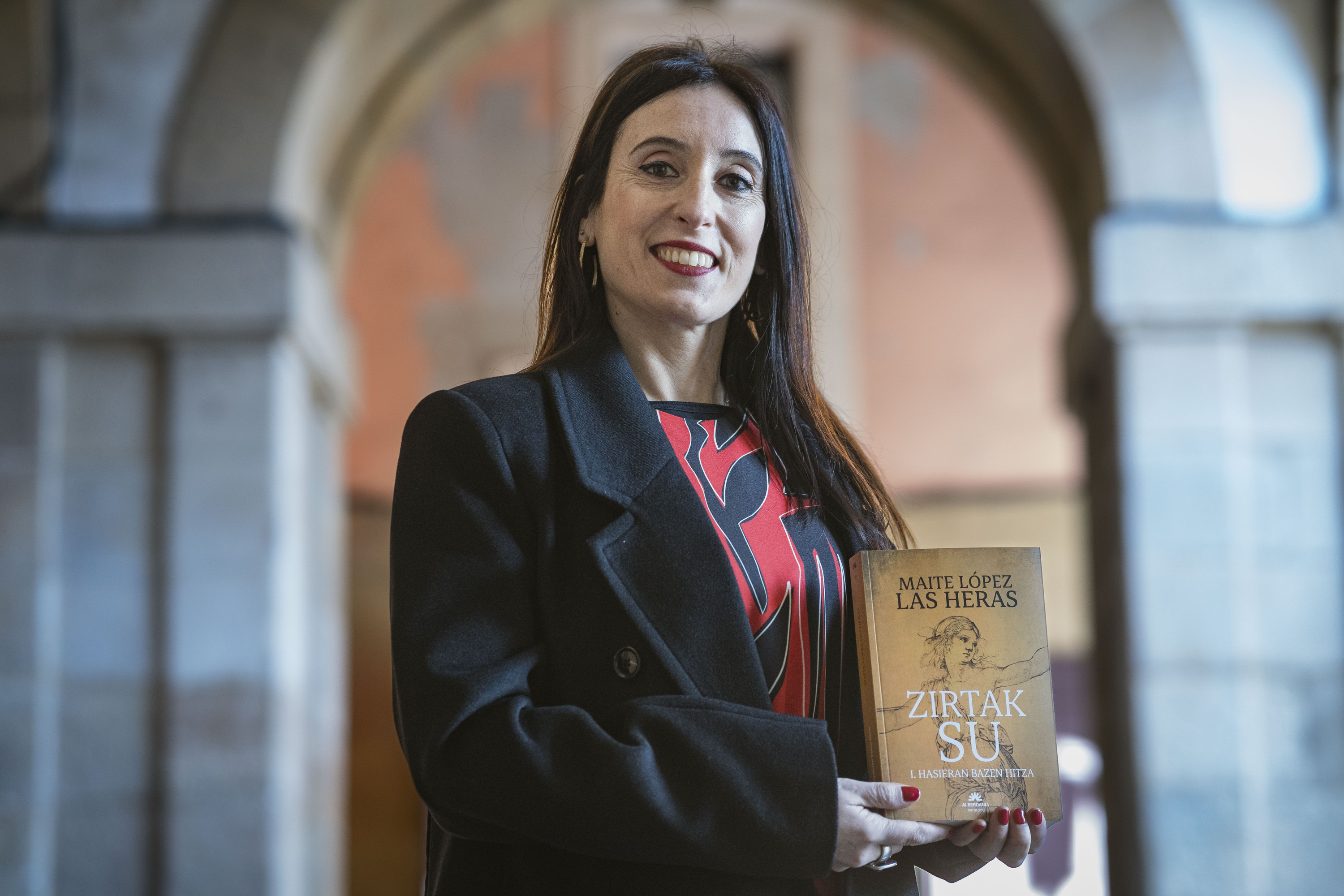 Maite Lopez Las Heras, gaur, 'Zirtak su' eleberria eskuetan duela. ARITZ LOIOLA / FOKU