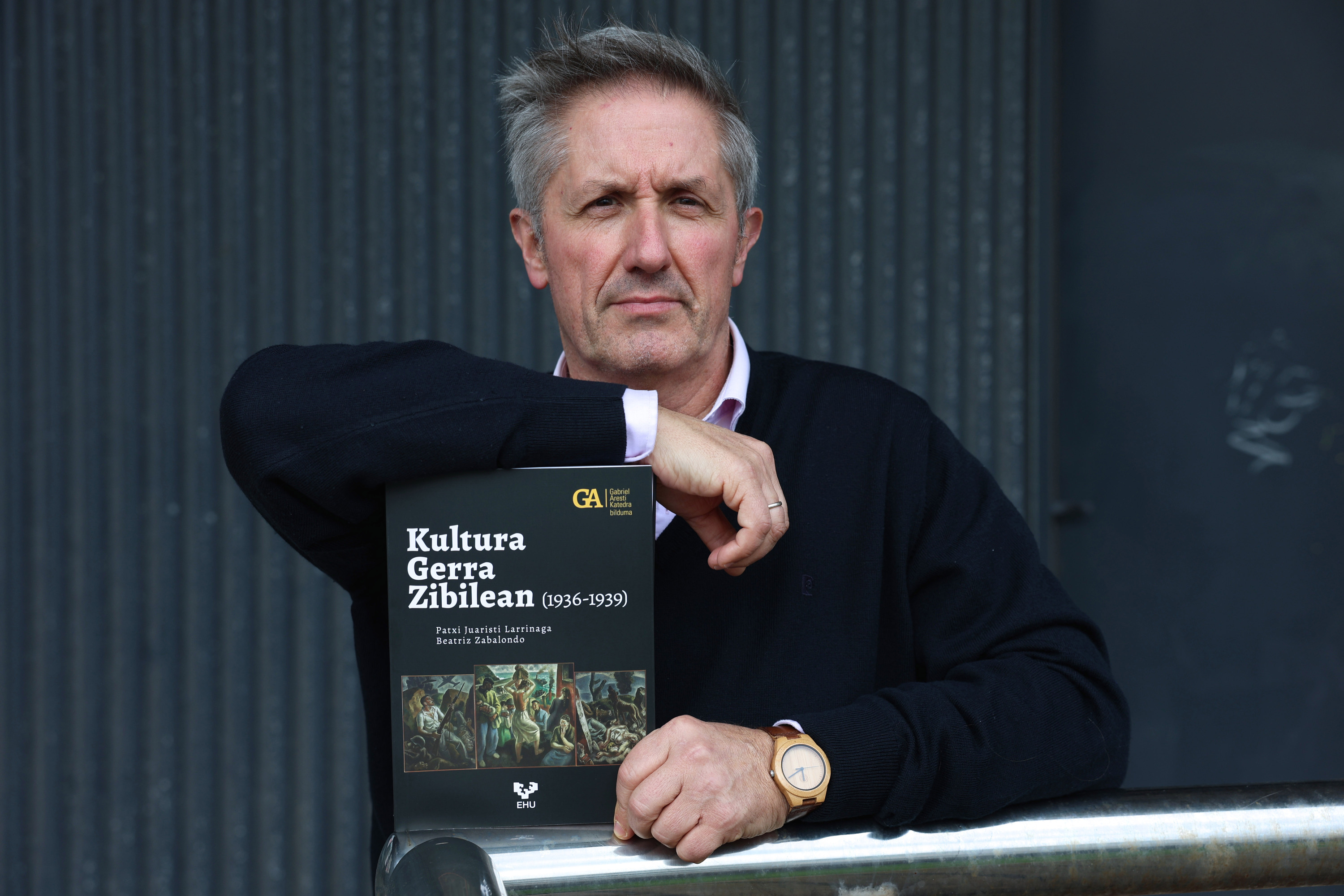 Patxi Juaristi, EHUren Leioako campusean, labetik atera berria den liburuarekin. OSKAR MATXIN EDESA / FOKU