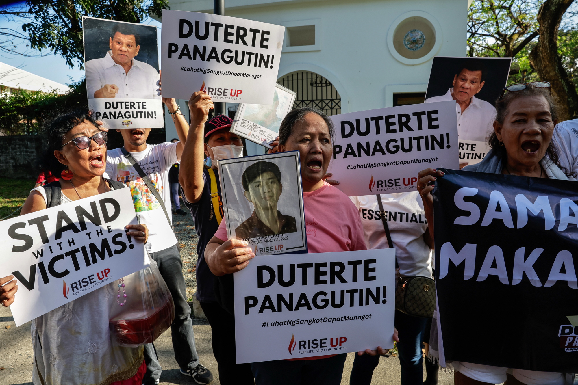 Hildakoen senitartekoak, gaur, Filipinetan, Duterteren aurkako manifestazioa egiten. ROLEX DELA PENA / EFE