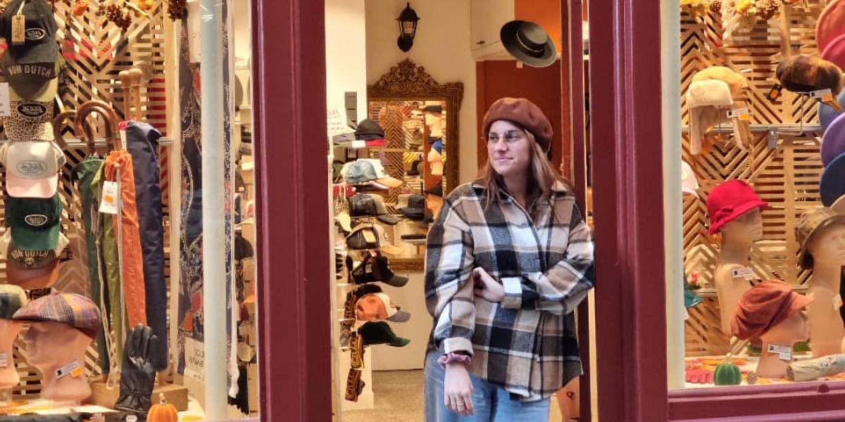 Margot Montano, txapel dendaren aitzinean. BERRIA