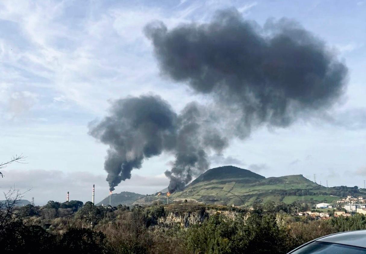 Petronorrek atzo eragindako ke laino beltza. STOP VARIANTE